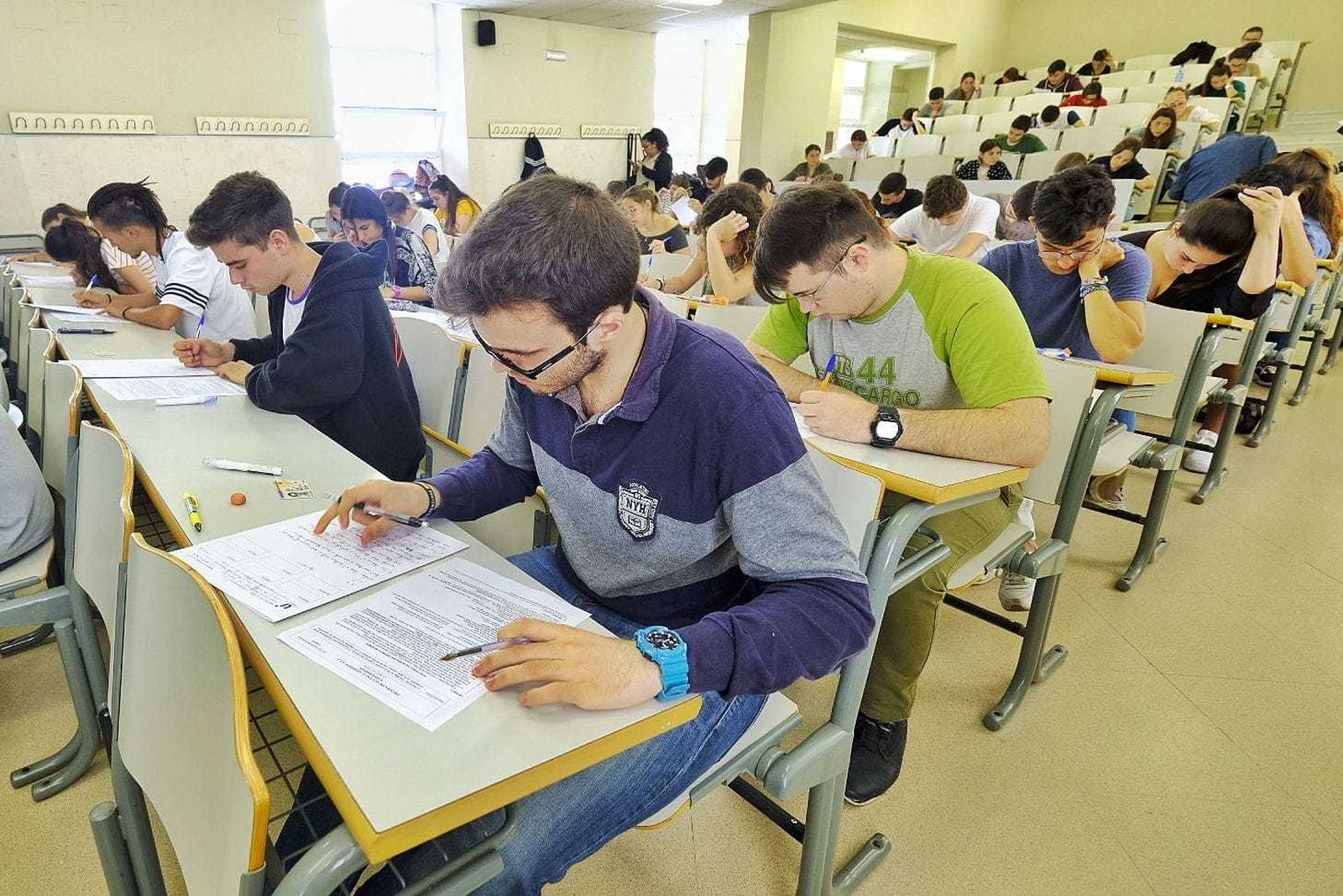 Alumnos realizando uno de los exámenes en la Facultad de Económicas y Empresariales de Cádiz.