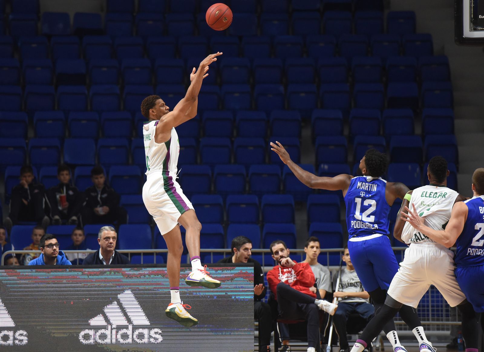 Toupane lanza a canasta.