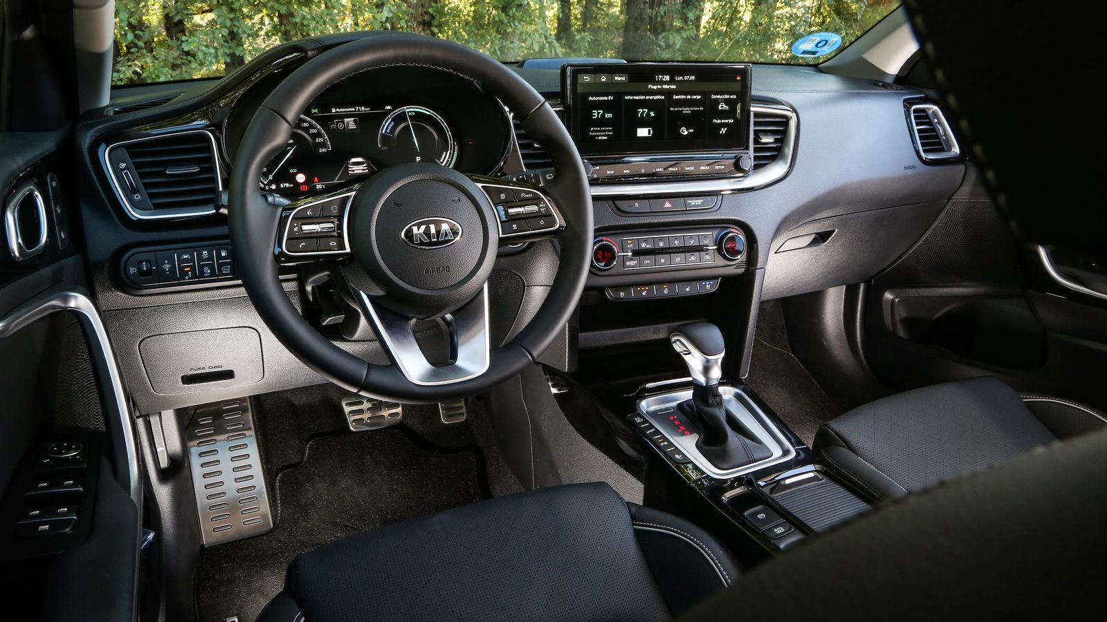 Sólo pequeños detalles lo diferencian de otros Ceed no híbridos. La instrumentación o la pantalla central dan información específica para el aprovechamiento y control del sistema híbrido.