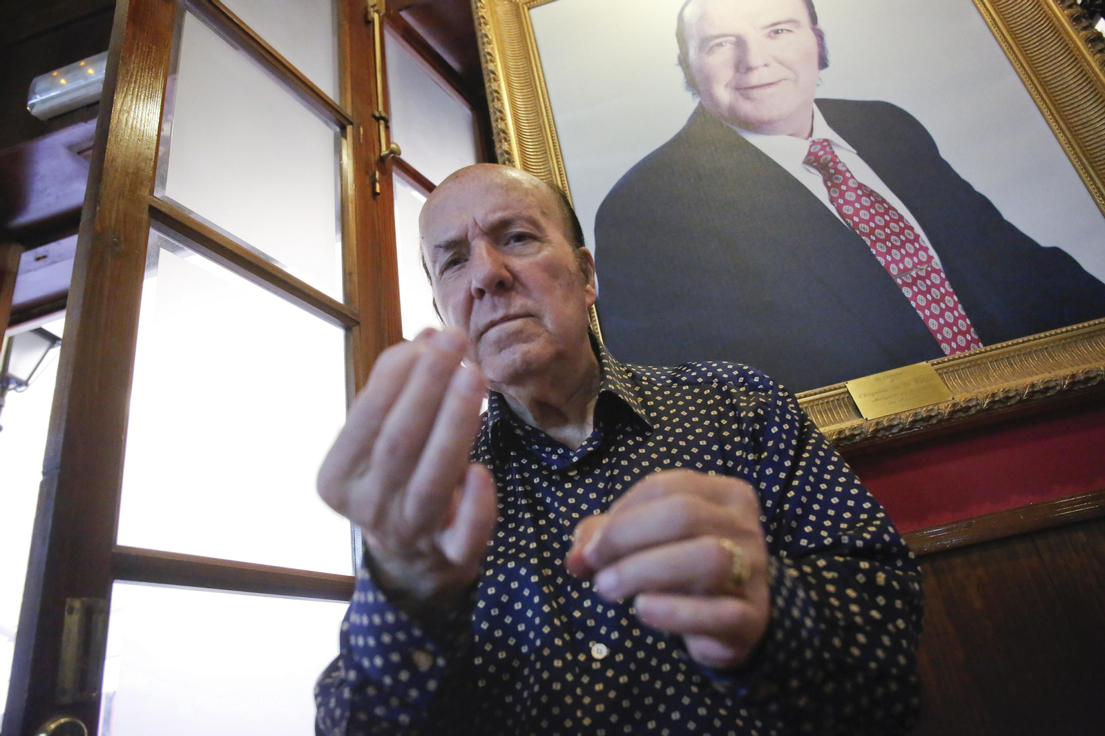 'Chiquito', delante del retrato que tiene en El Chinitas.