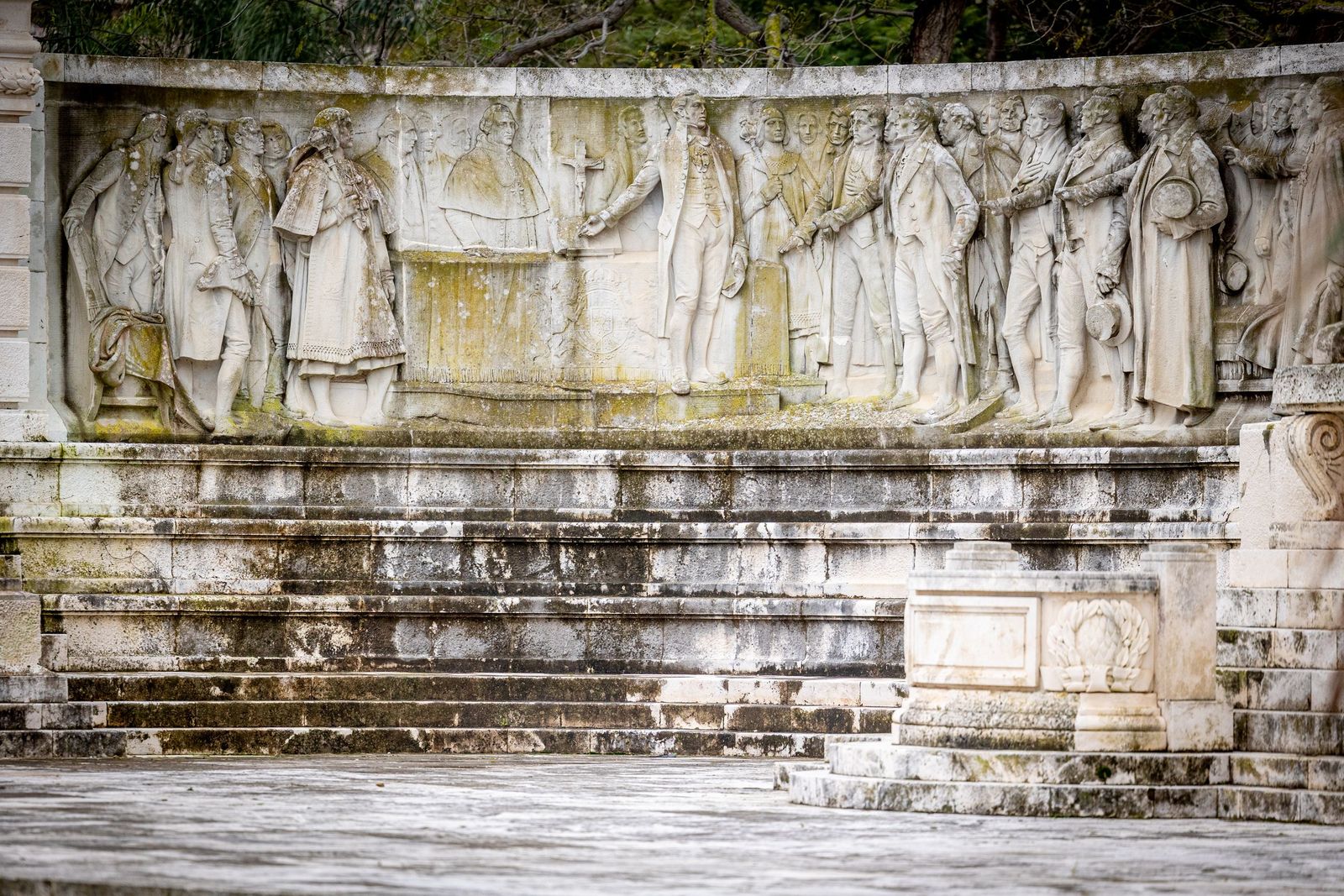 Las imágenes del mal estado de la Plaza de España en Cádiz