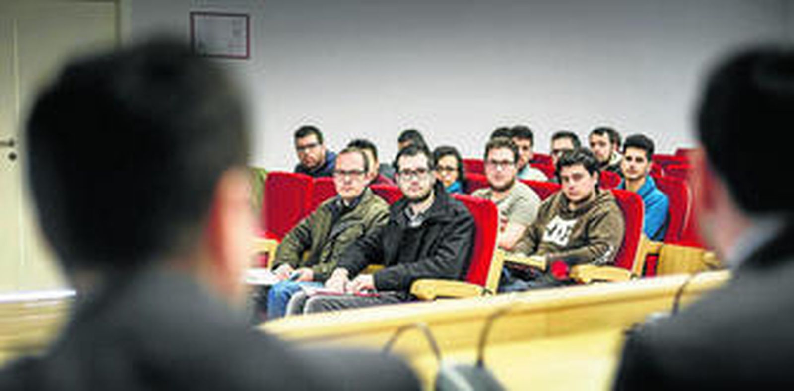 Algunos de los estudiantes que participaron ayer en las pruebas, durante la presentación de las becas.