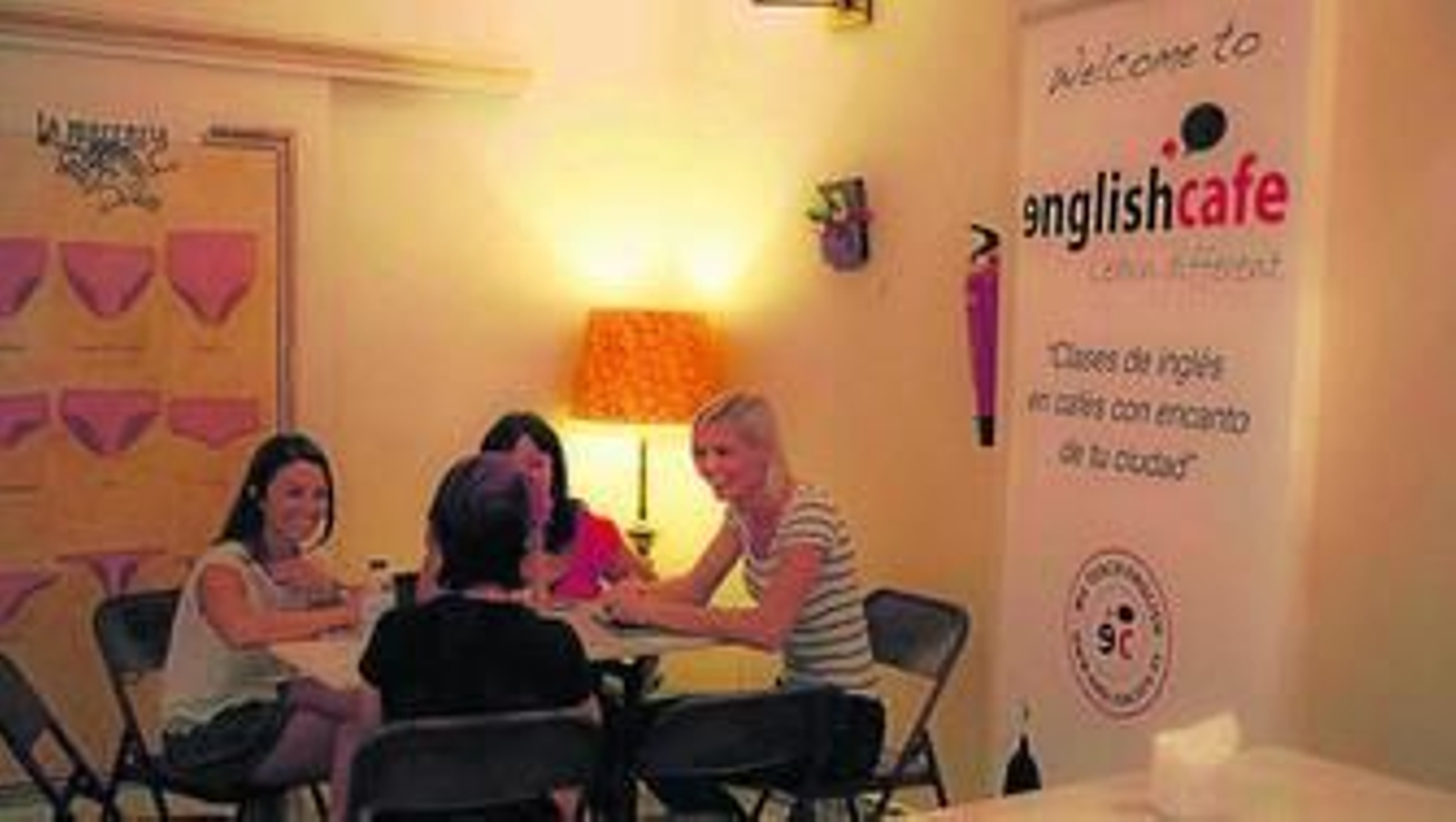 Una clase de Englishcafe en La Mercería, establecimiento ubicado en la calle Regina.