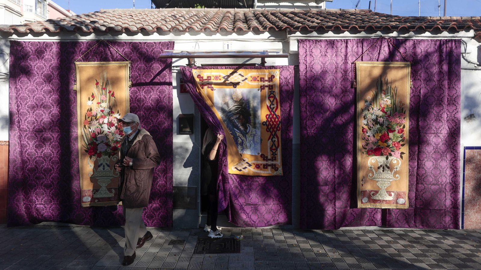 Algunos vecinos de Amate engalanaron sus casas para despedir al Señor del Gran Poder.