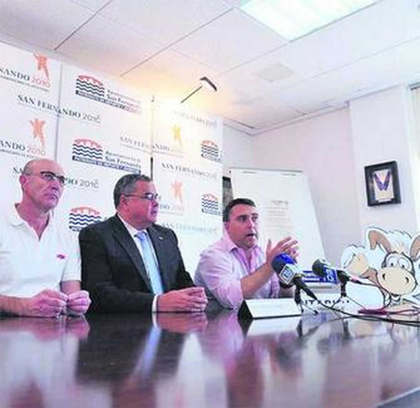 Momento de la presentación del cartel anunciador del trofeo.