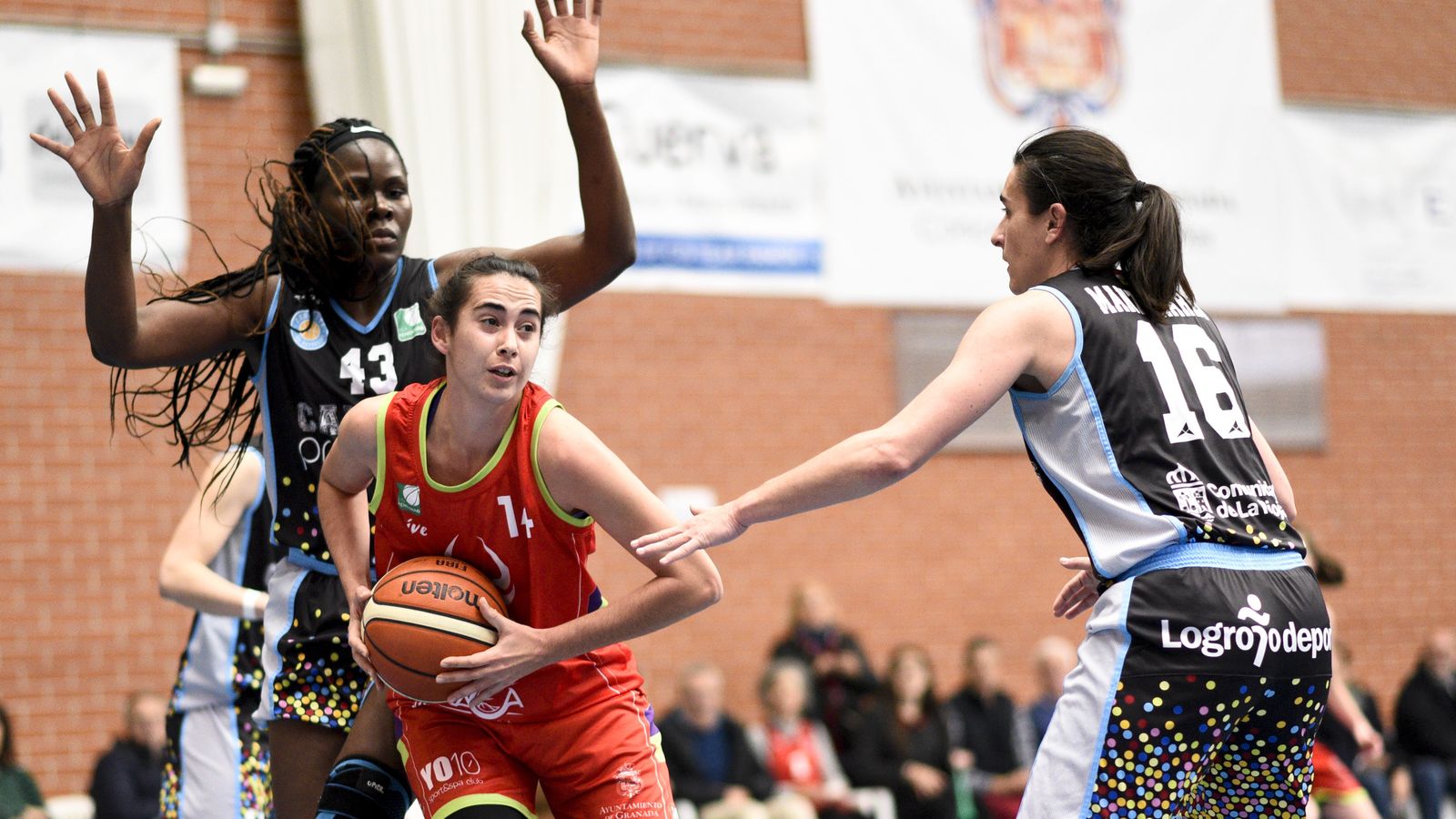 Bea Cala intenta maniobrar ante la presión de Gidden.