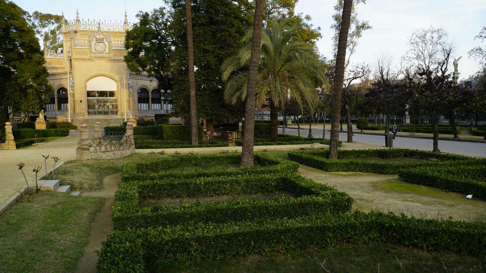 El Pabellón Real, realizado por Aníbal González en estilo gótico isabelino.