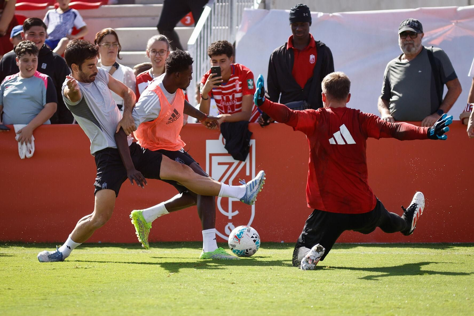 El entrenamiento con aficionados del Granada CF, en imágenes