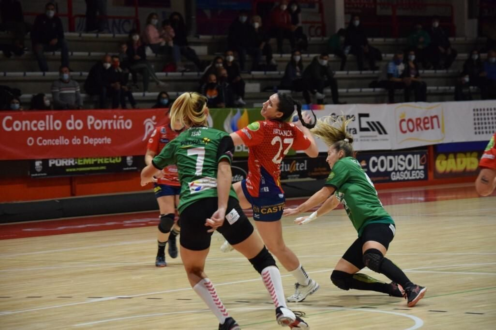 Oliveira lanza ante Isic y Chelaru.