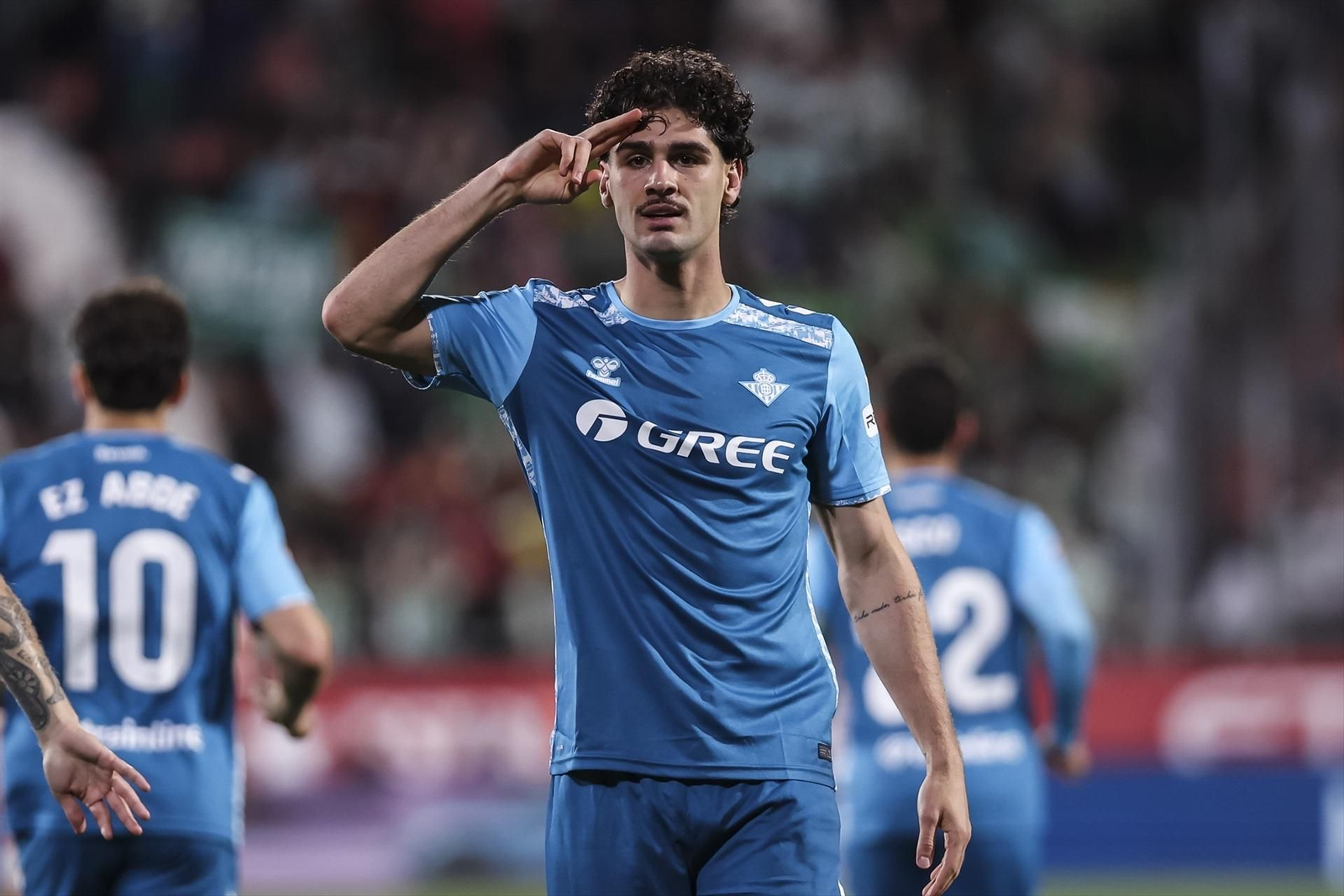Johnny Cardoso celebra el primer gol bético en Gerona.