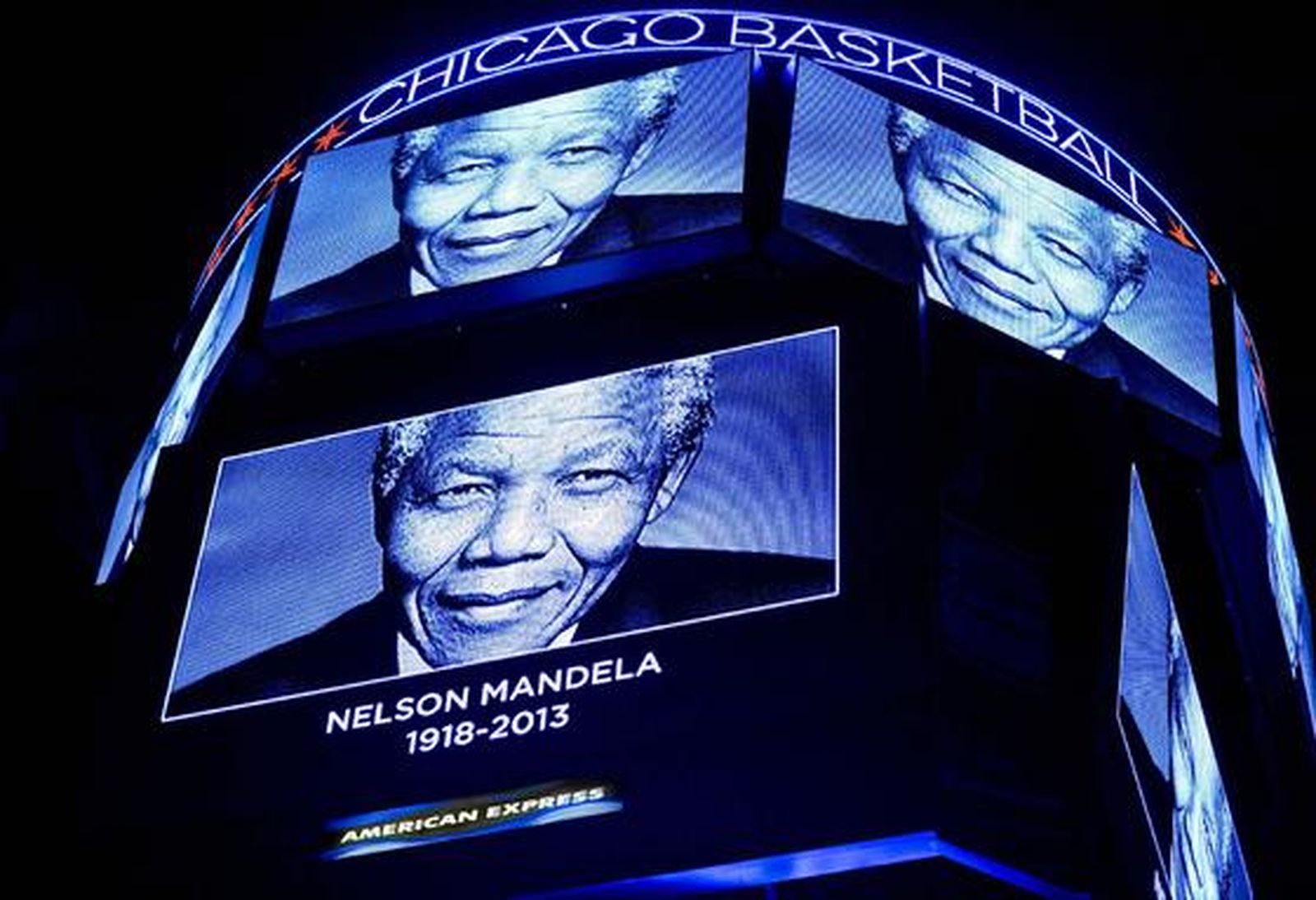 Un homenaje a Nelson Mandela transmitido en el tablero sobre la cancha durante un minuto de silencio en el partido de la NBA entre Chicago Bulls y Miami Heat.

Foto: EFE