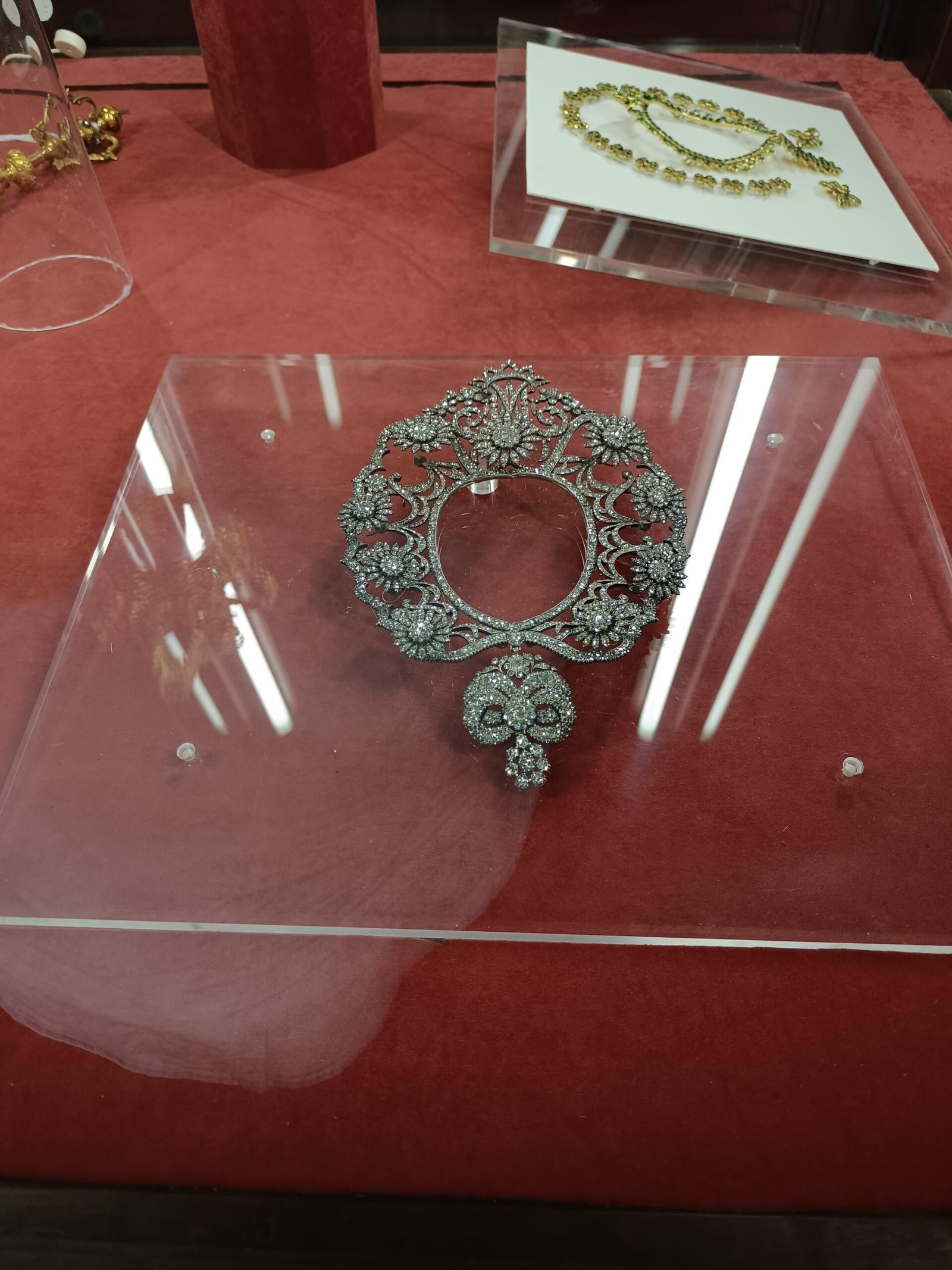 Rostrillo de plata y brillantes donado por María del Carmen Briones en 1815.