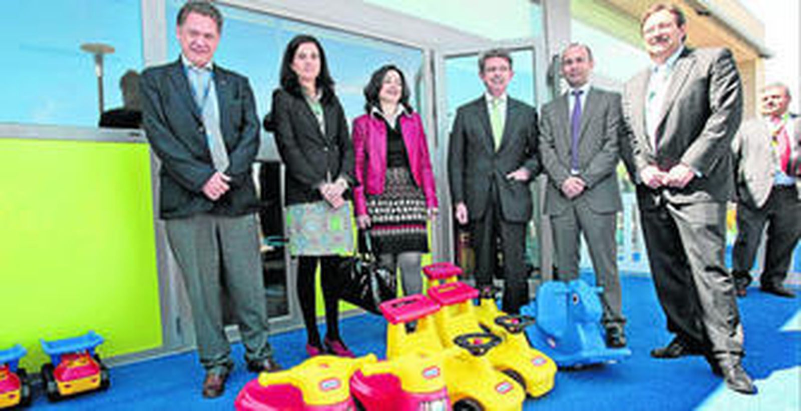 Uno de los patios de la escuela infantil de Airbus Puerto Real, inaugurada ayer, con las autoridades asistentes.