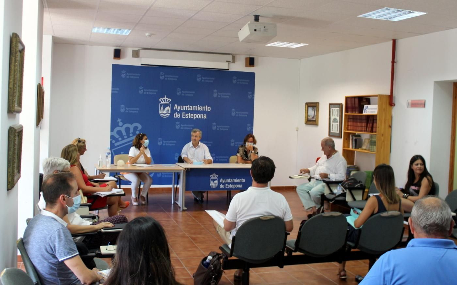 El alcalde de Estepona, José María García Urbano (c.), mantiene un encuentro con los directores de los colegios y guarderías de la ciudad.