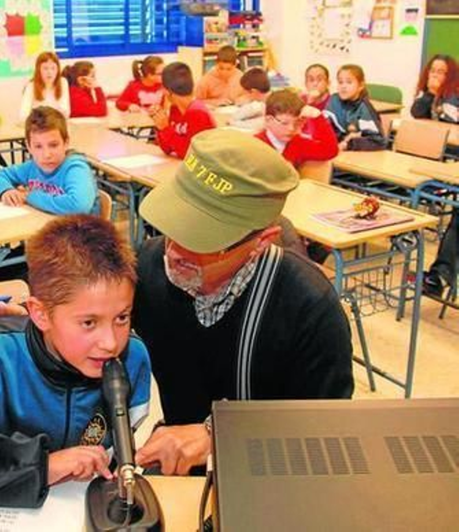 En la esquina, José Manuel Carrillo. Abajo, los radioaficionados en la escuela.