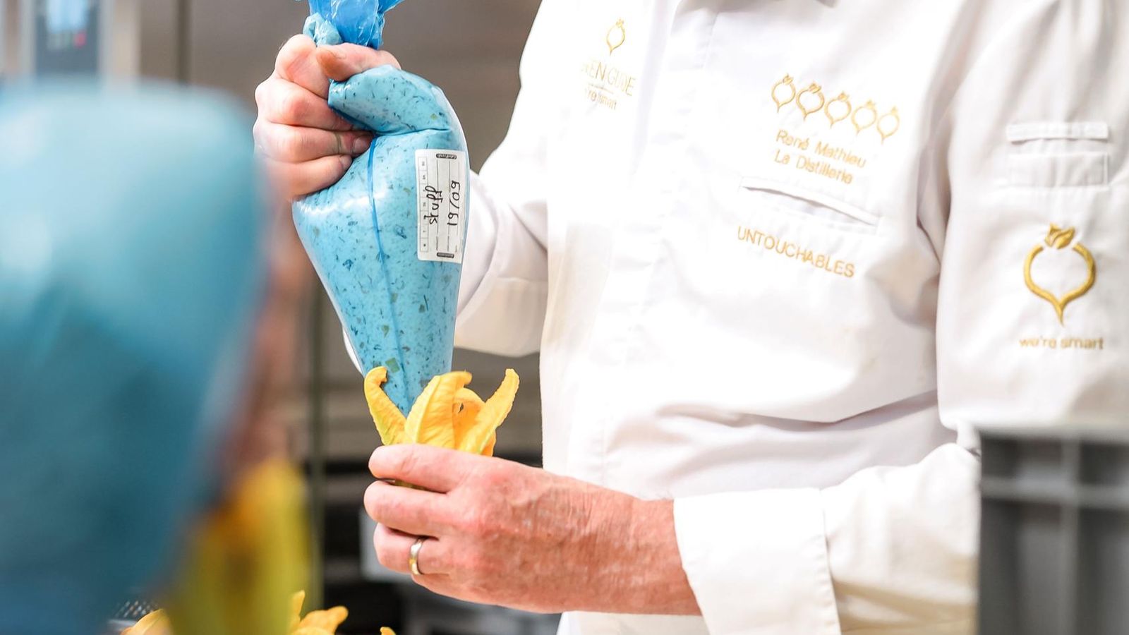 René Mathieu, elaborando un plato con Bínu