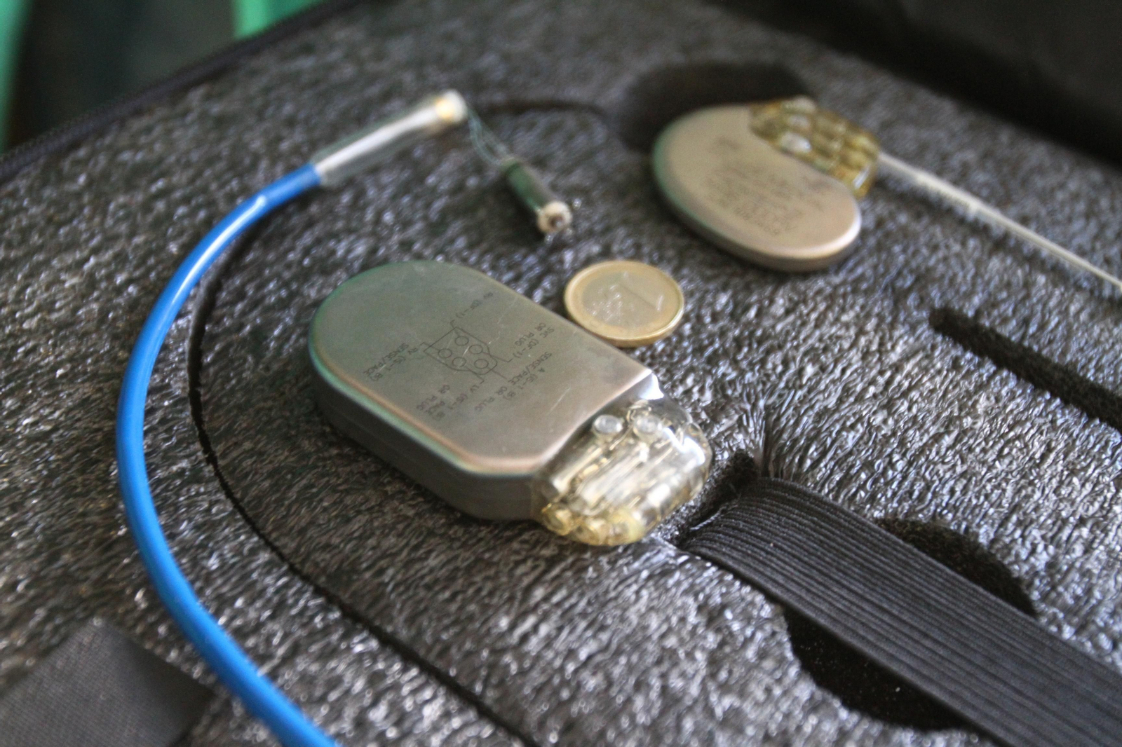 El Hospital Juan Ramón Jiménez implanta los dos primeros marcapasos sin cable en pacientes onubenses