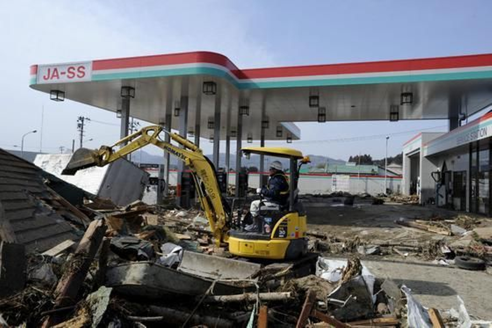 Las calles se llenan de desperfectos tras el fuerte 'tsunami' en Japón.