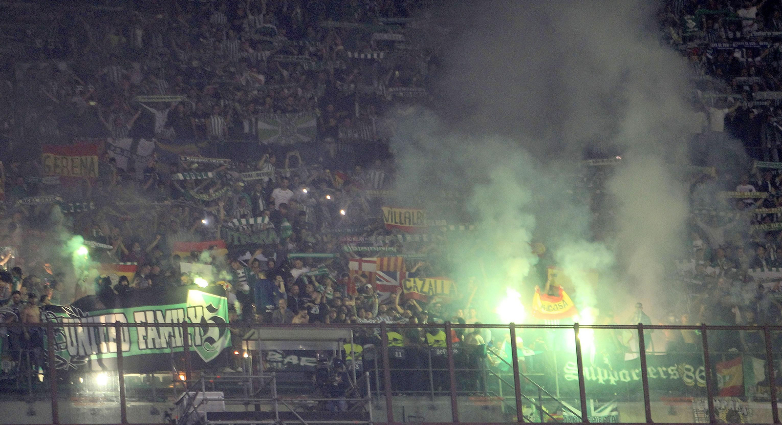 La afición bética tiño de verde el estadio de San Siro.
