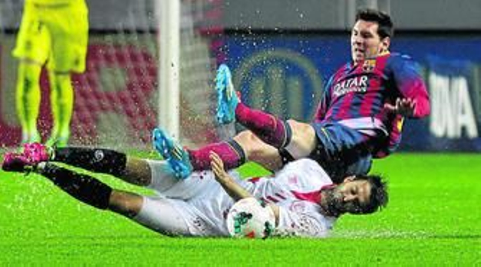 Teixeira Vitienes consulta con el asistente que erró en el 1-1.