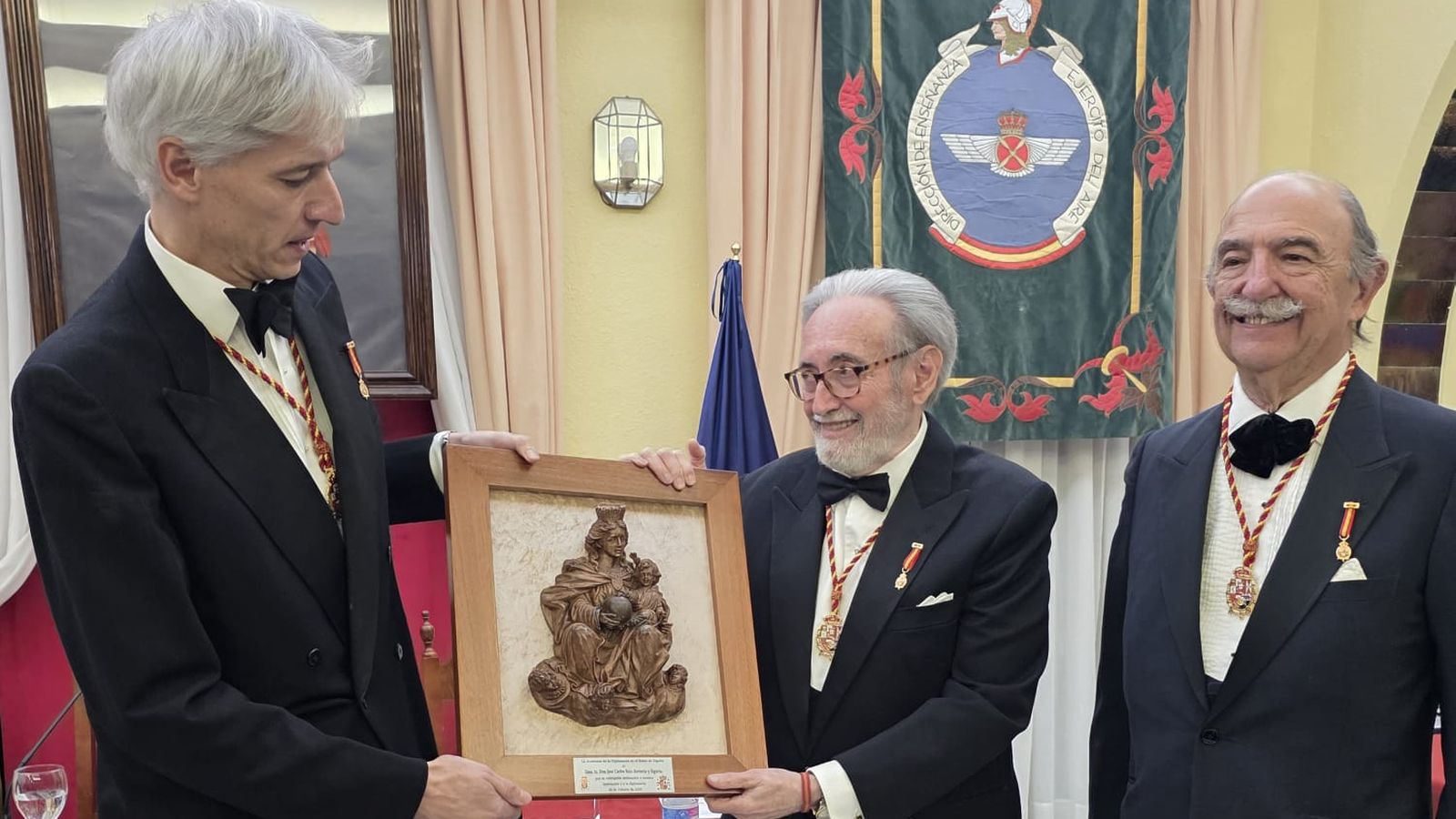 Entrega de un bajorrelieve de la Virgen del Carmen al vicepresidente de la Academia.