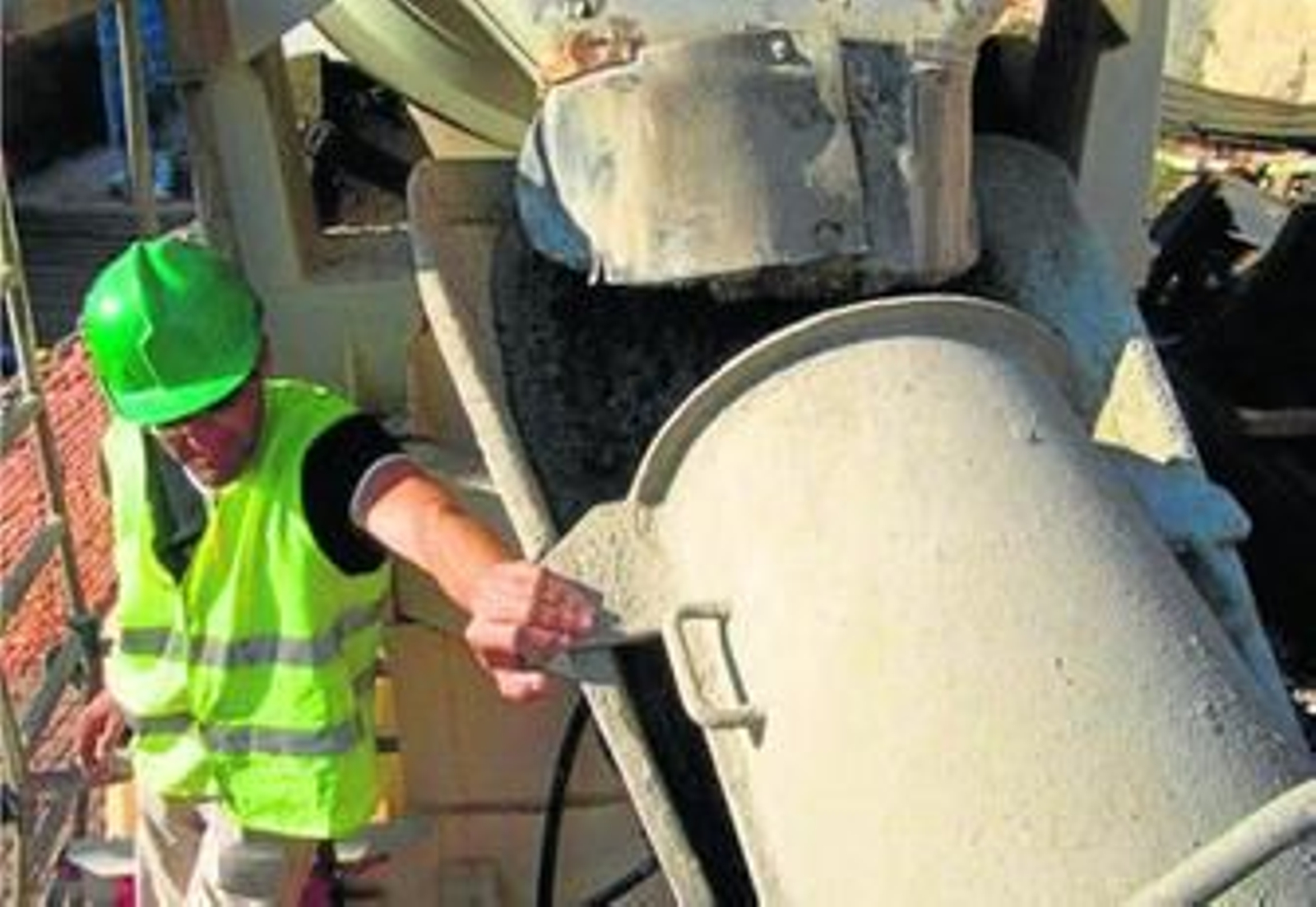 Un empleado con una de las máquinas de hormigón.