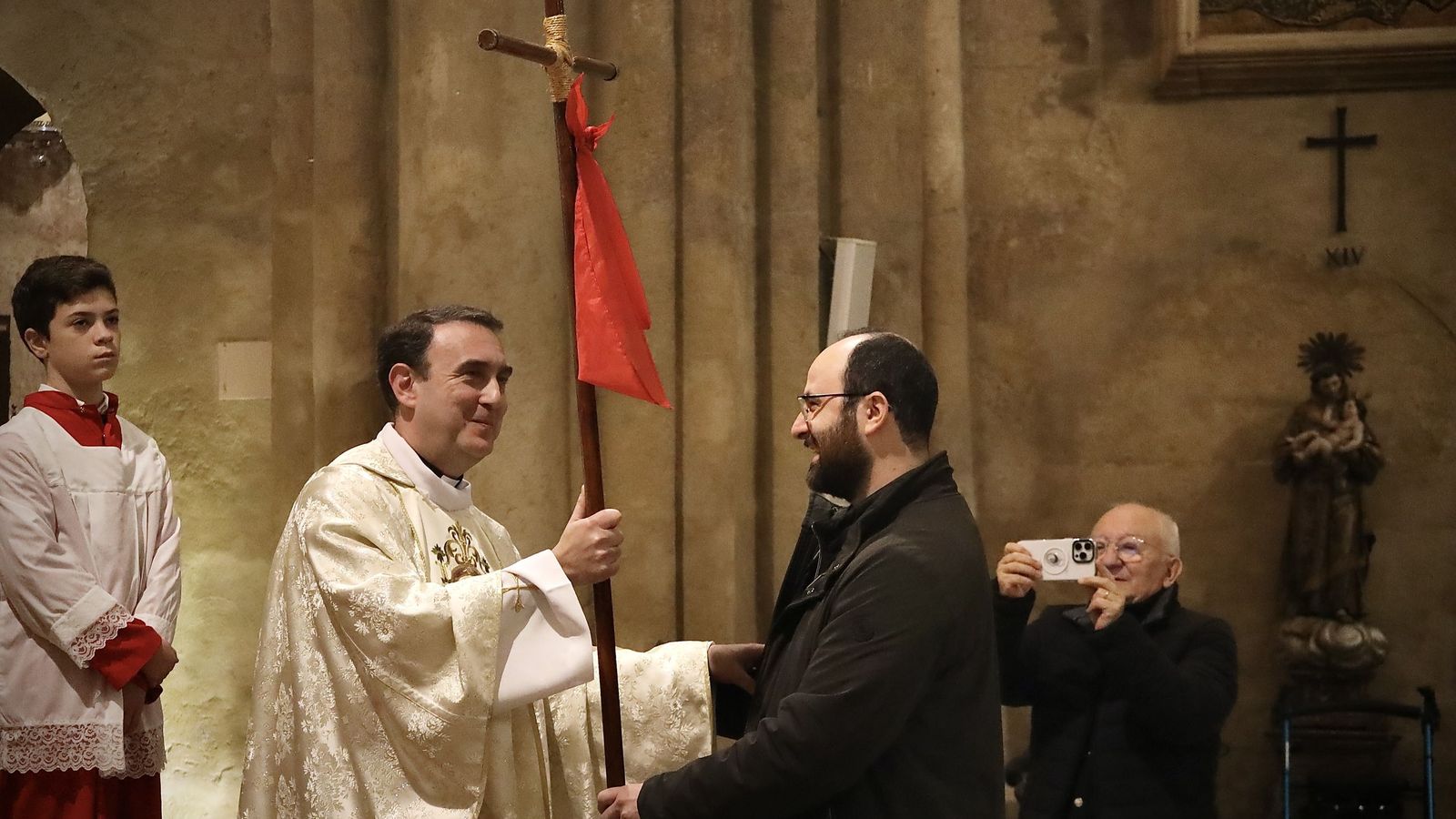 Pedro Cabello recibe un regalo de sus feligreses.