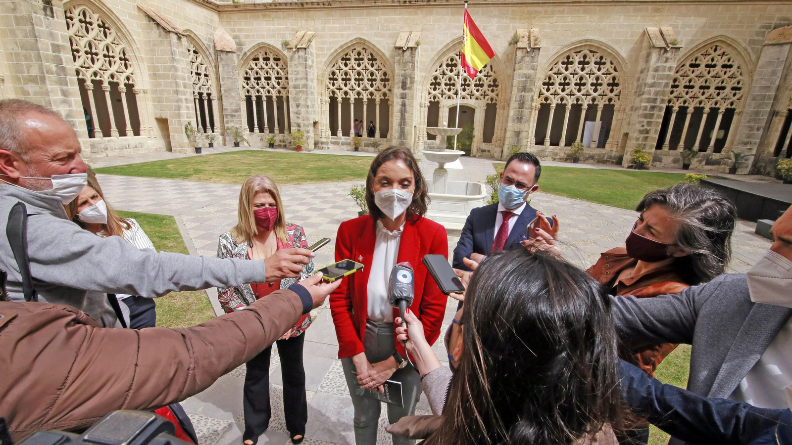 La ministra Reyes Maroto visitando la exposición cofrade en Jerez