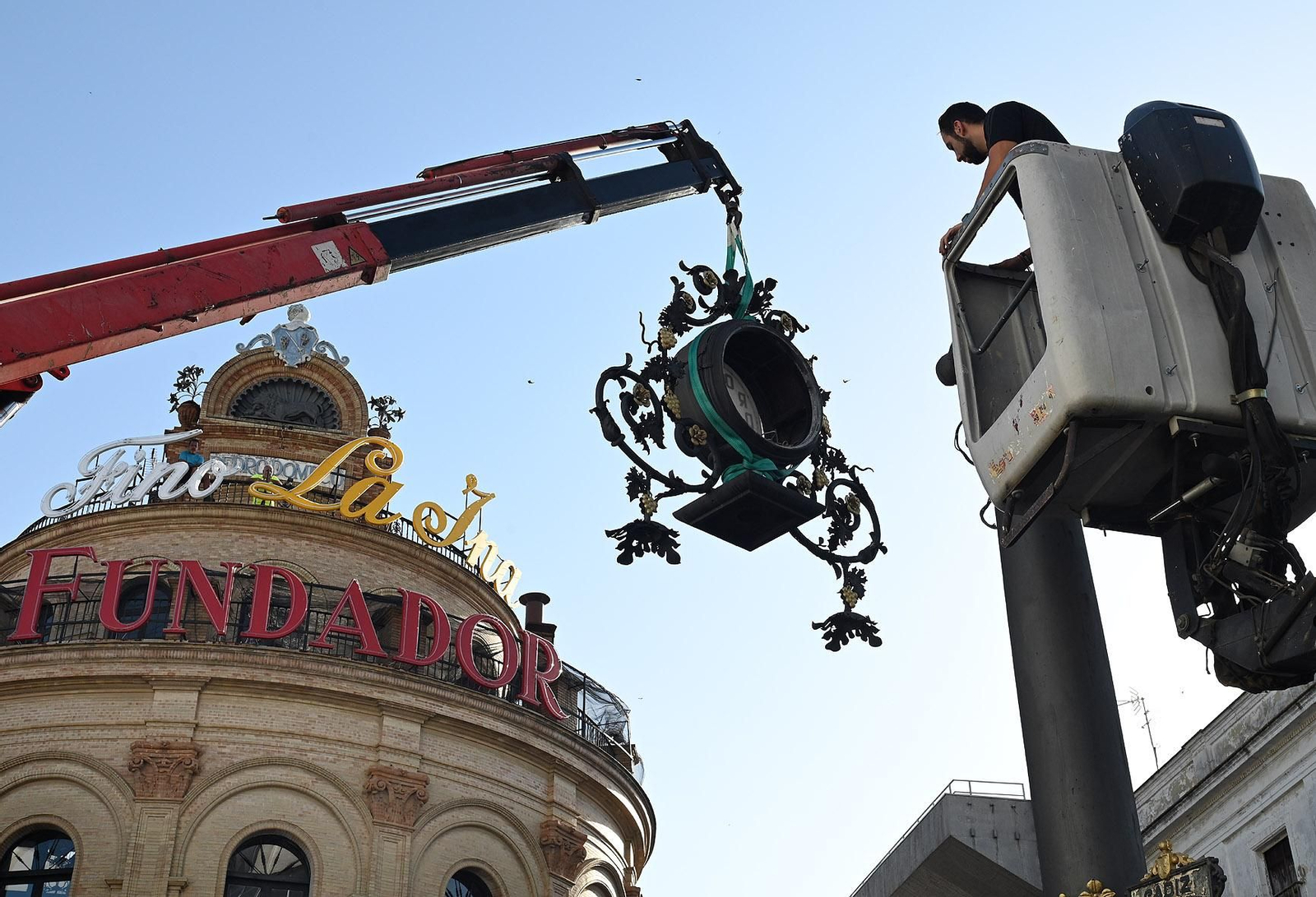 Desmontaje del reloj del Gallo Azul el pasado mes de julio.