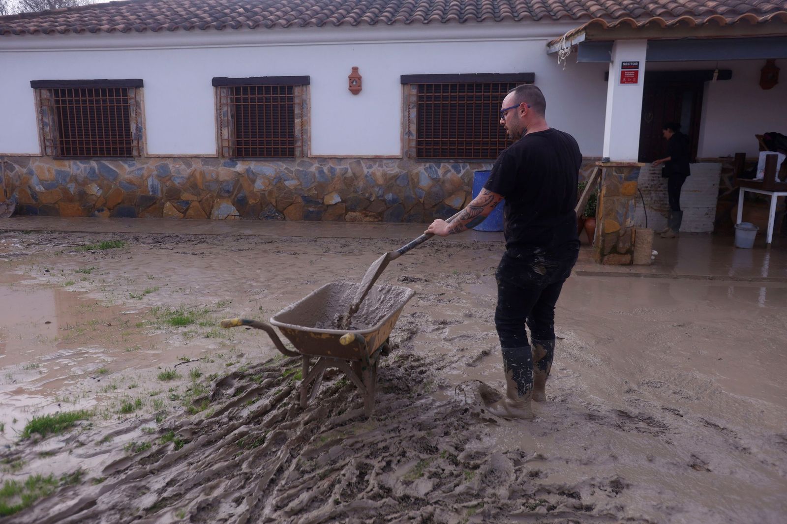 Limpieza en las parcelas de Córdoba tras el tren de tormentas