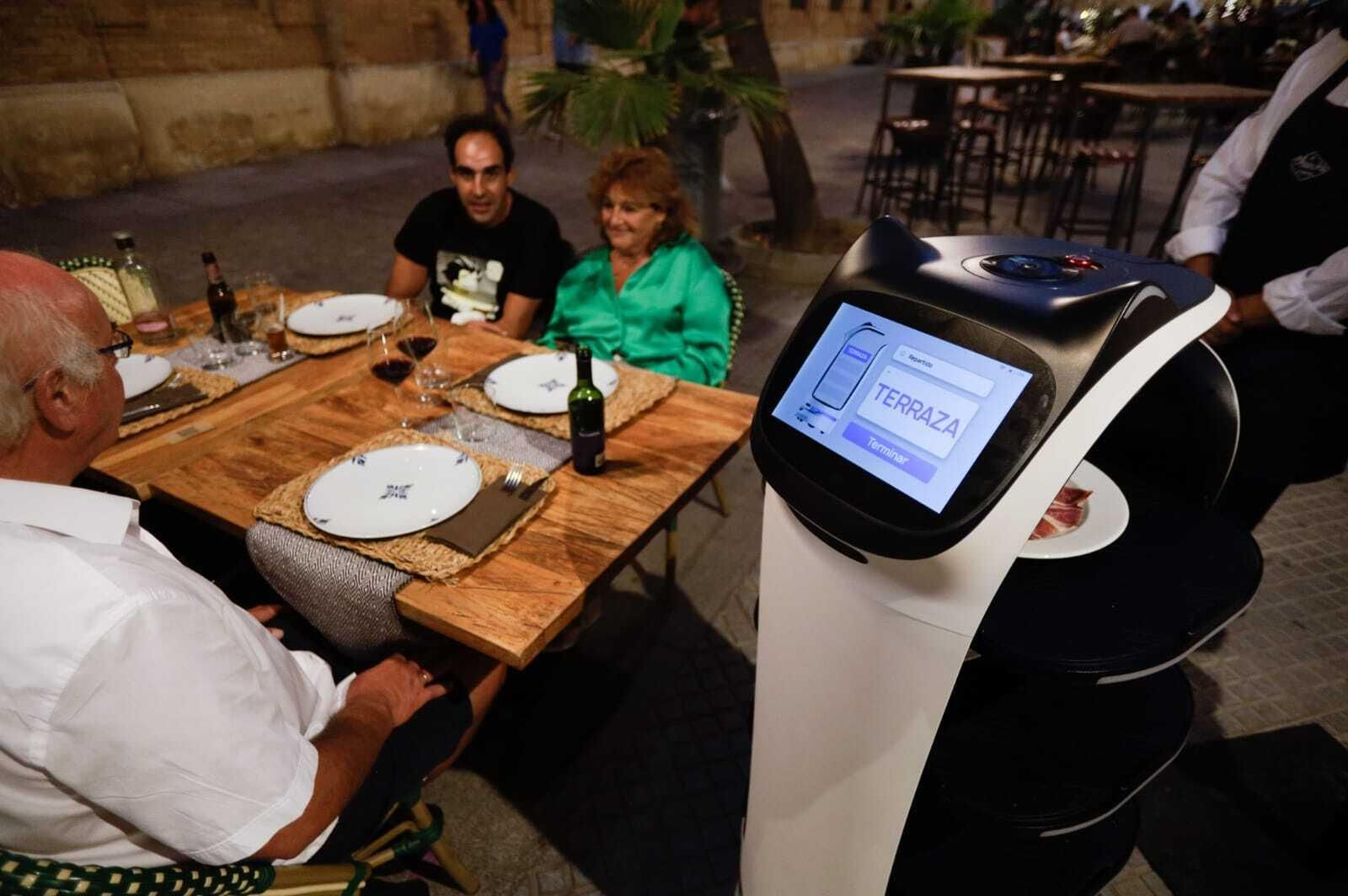 Así es el primer camarero robot de Cádiz