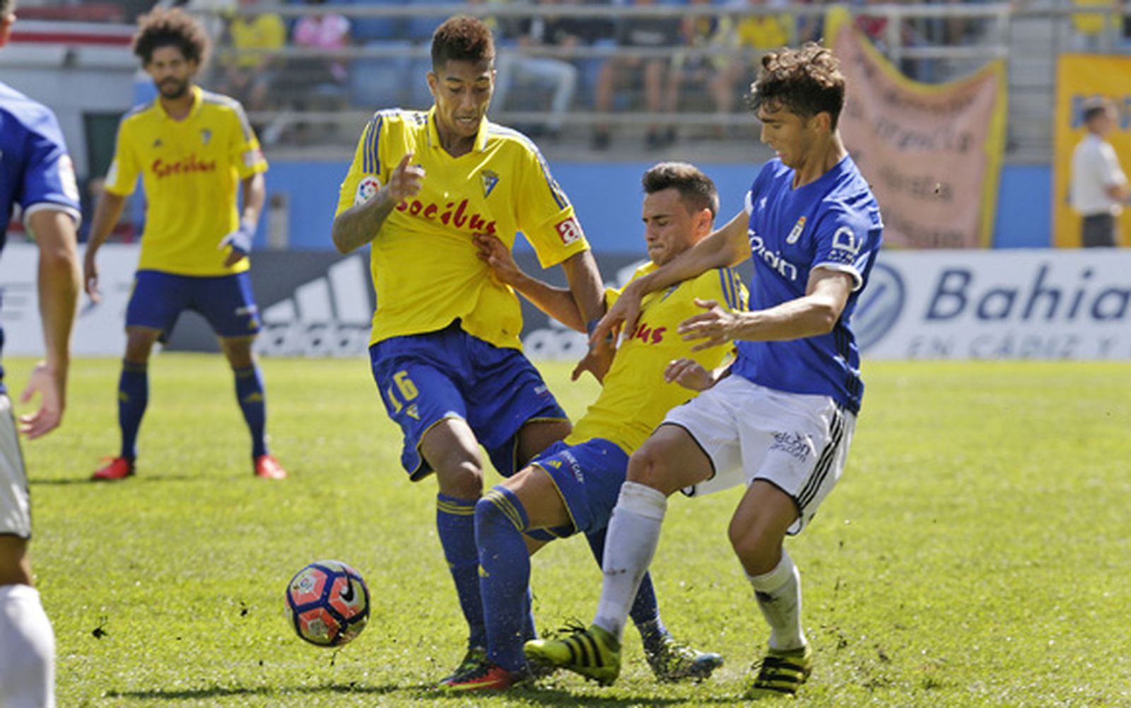 Eddy Silvestre pugna por un balón con Álvaro García y un jugador del Oviedo. /Fito Carreto