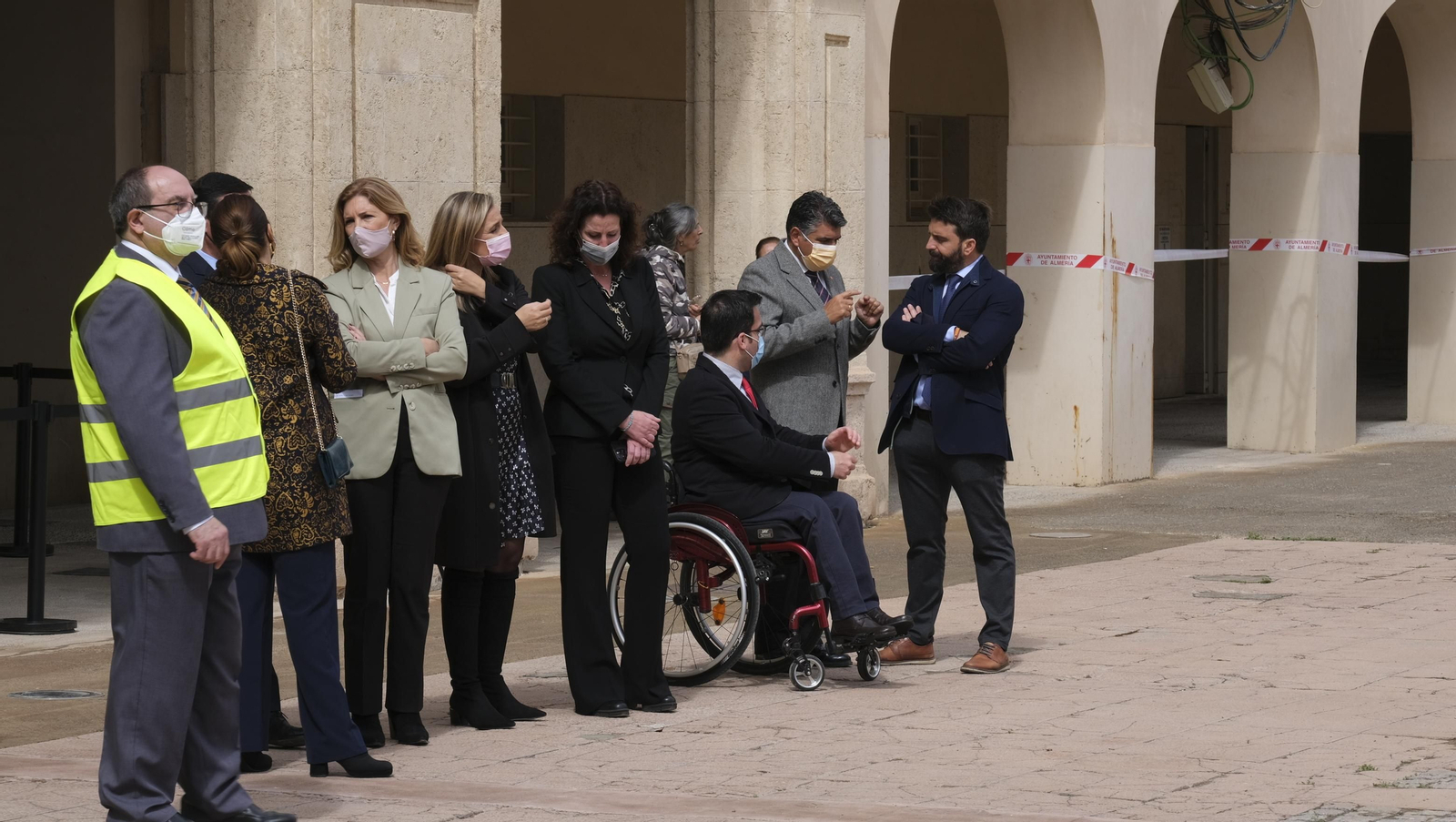 Fotogalería de la visita de Juanma Moreno a las obras del Ayuntamiento de Almería.
