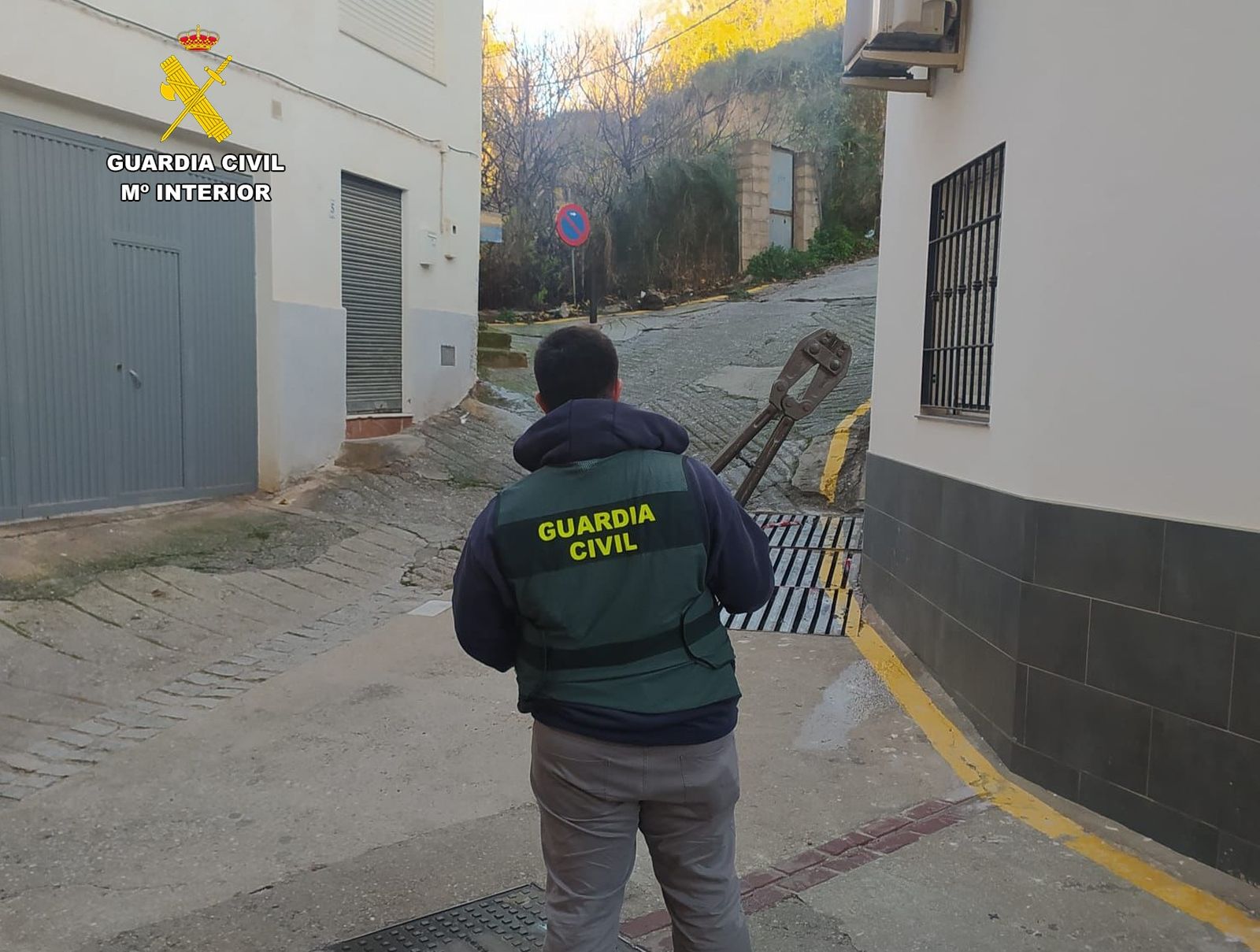 Guardia Civil con cizalla empleada en los robos.