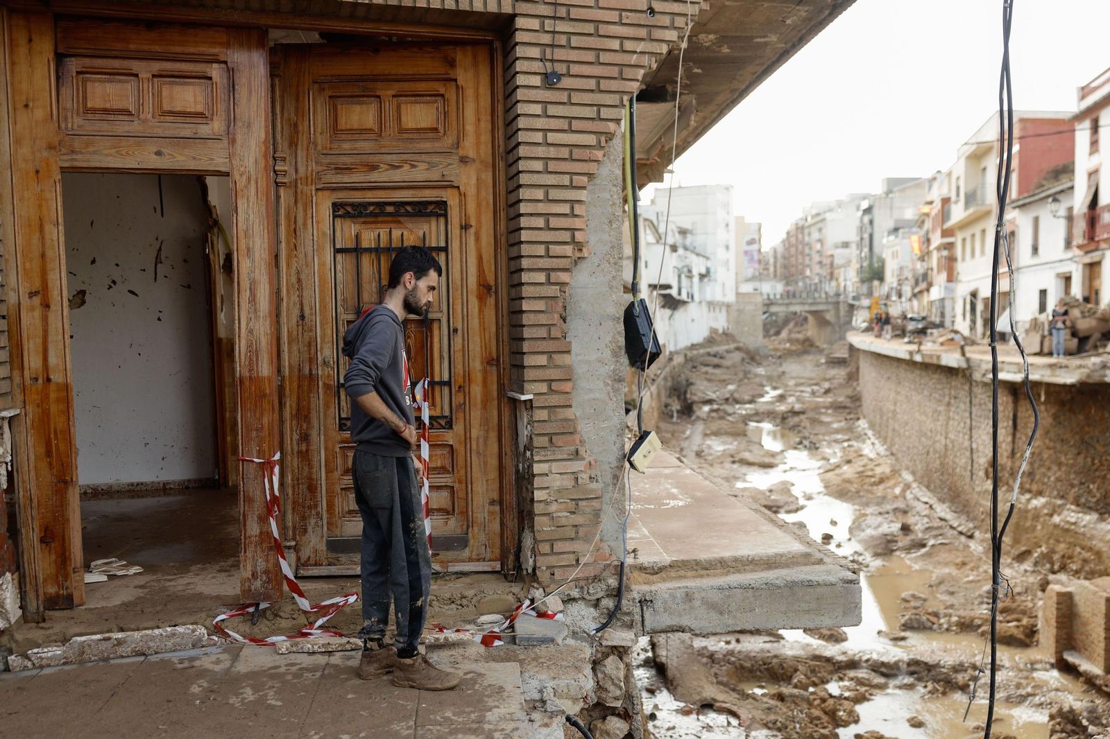 Un hombre observa desolado los destrozos en su vivienda en la localidad valenciana de Chiva.