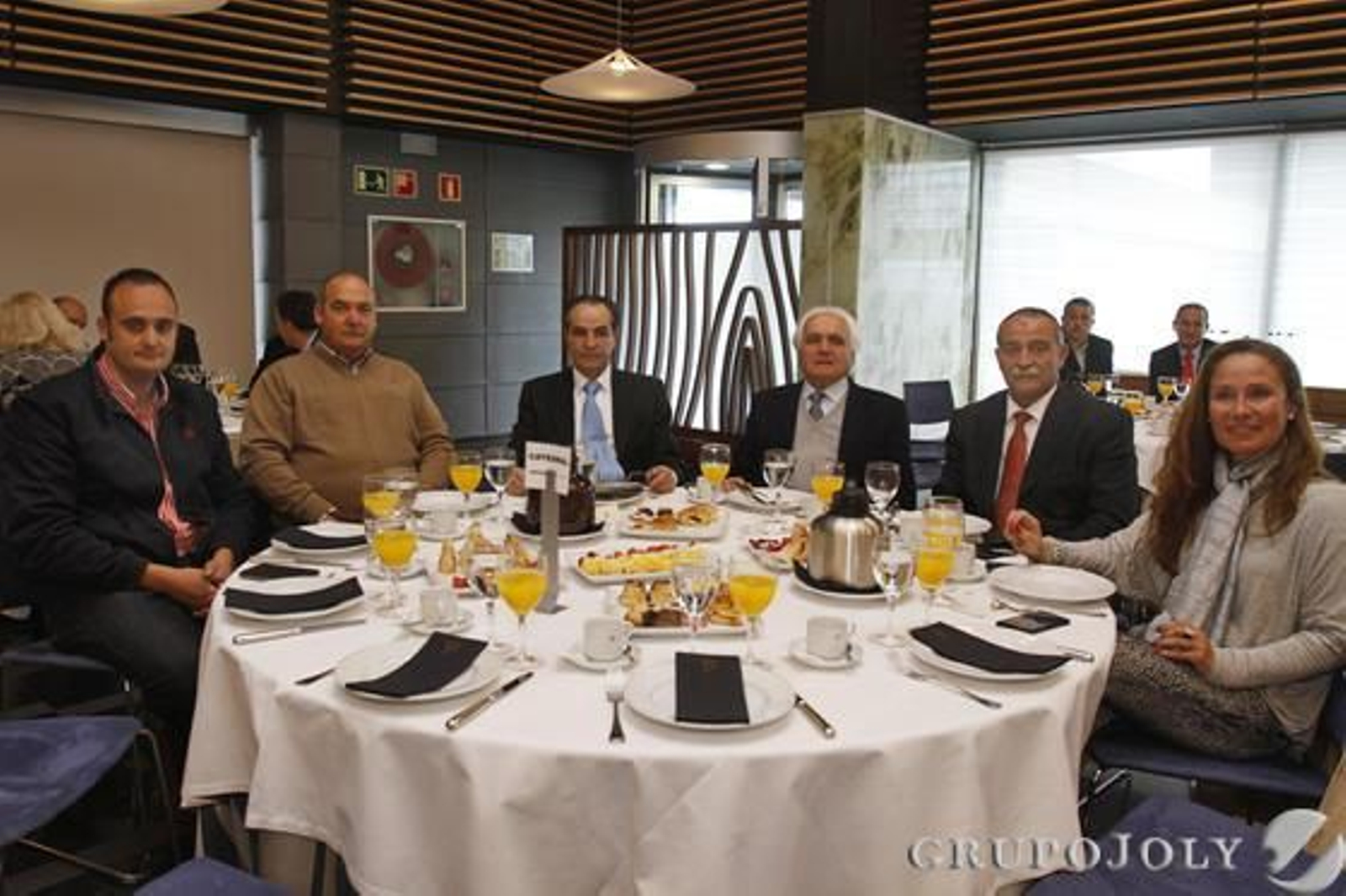 Fernando González, Antonio González Gutiérrez, Emilio Romera, Antonio Morillo Crespo, Francisco Fernández y Rocío González siguen la conferencia del consejero de la Presidencia

Foto: Joaquín Pino · Lourdes de Vicente