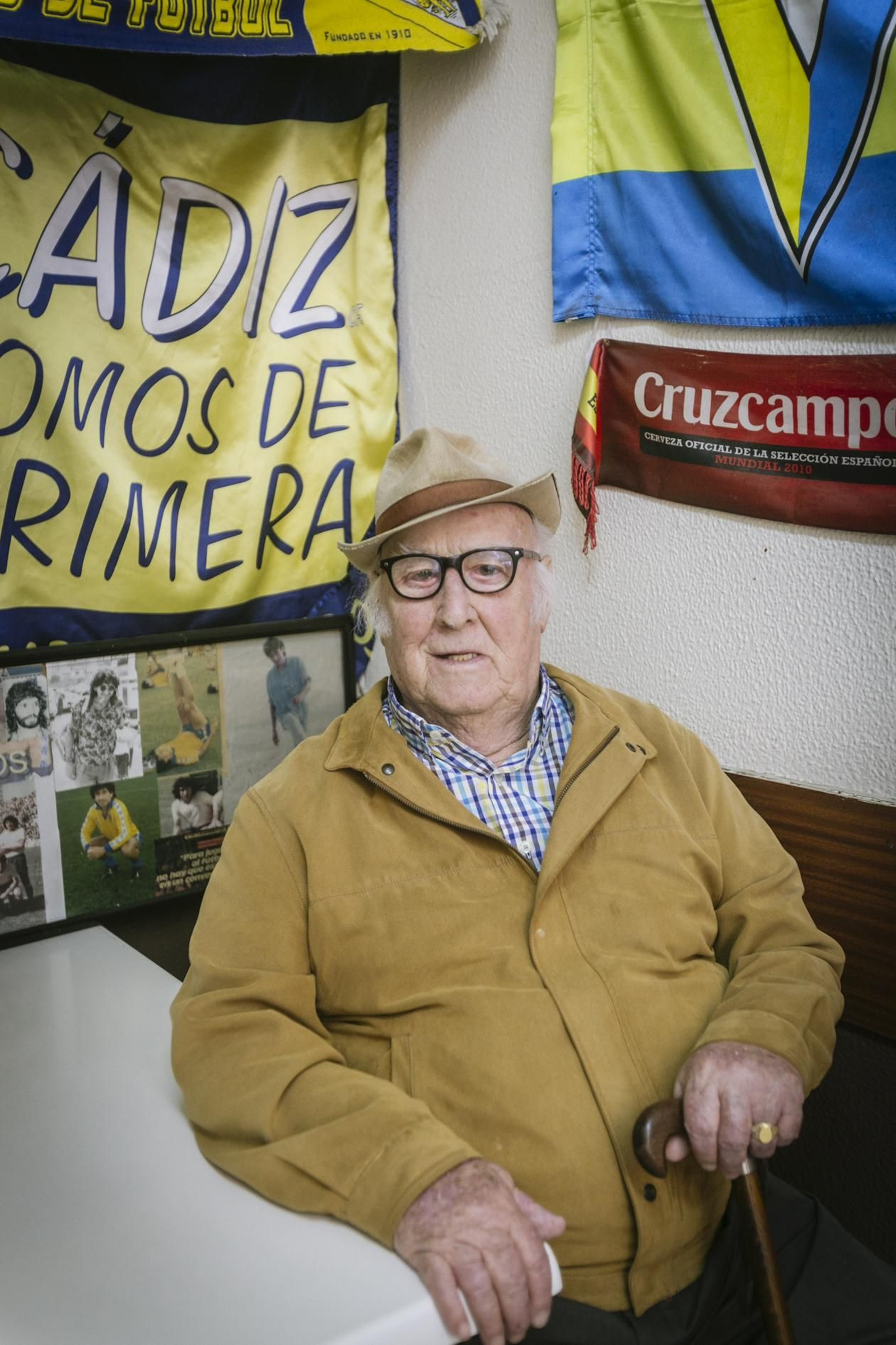Carlos Mosquera posa en el bar Santi de la avenida San Severiano.