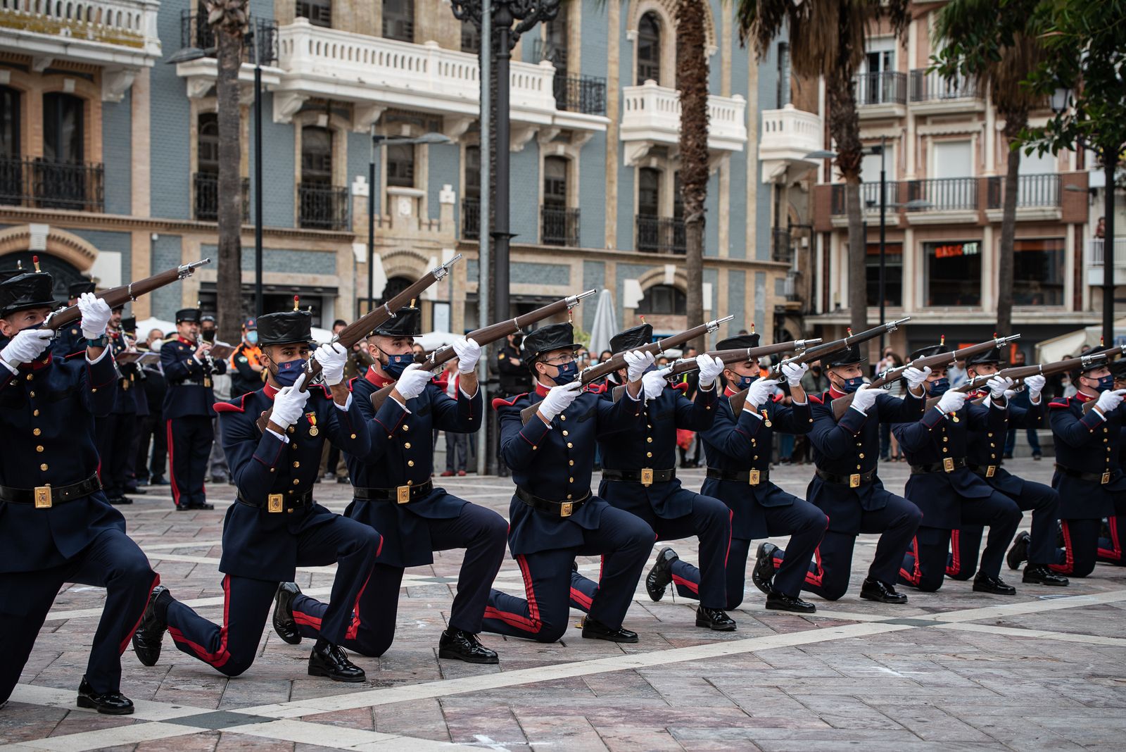 Imágenes del desfile de la Guardia Real por el centro de Huelva