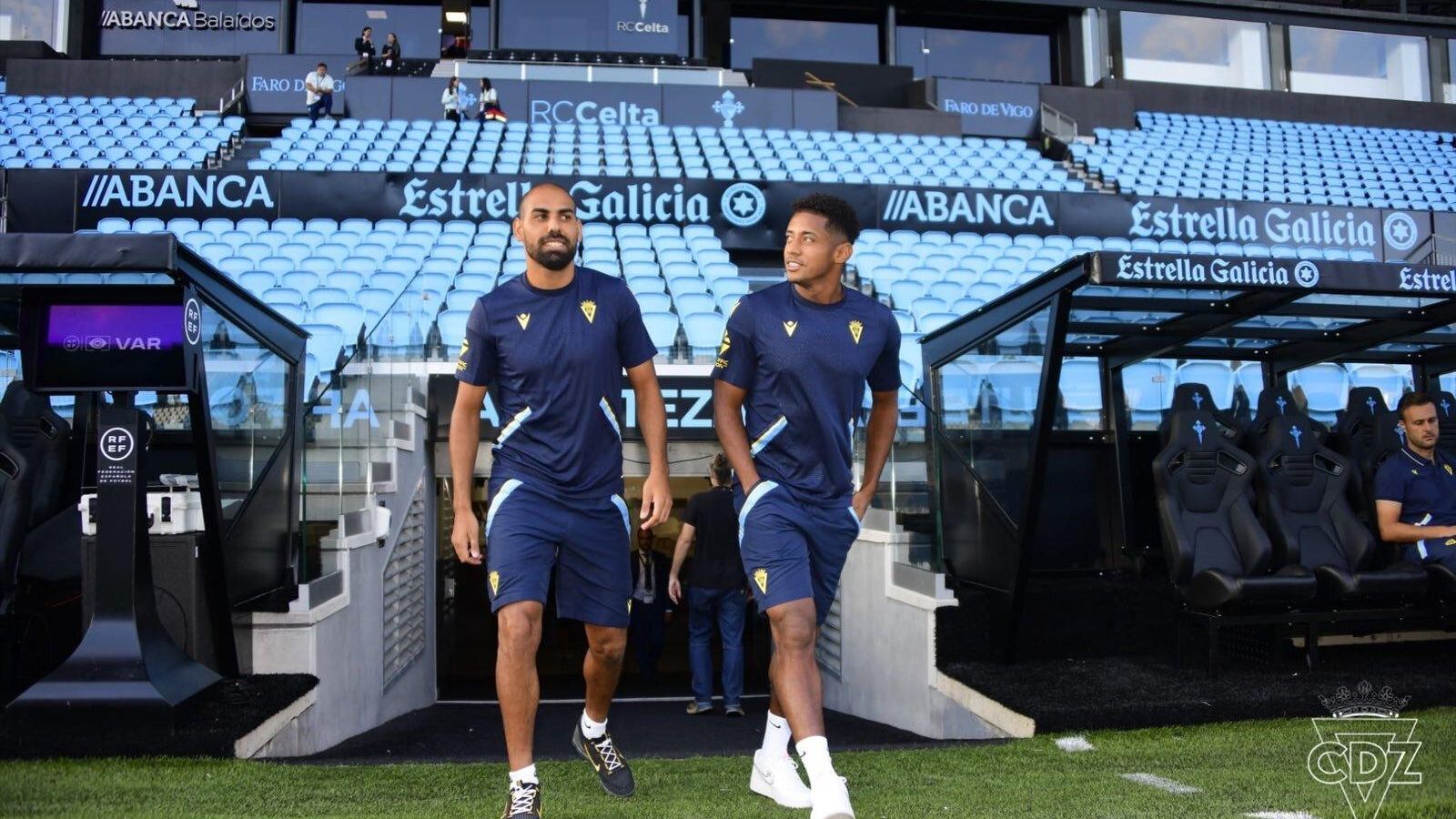 Fali y Choco Lozano salen al terreno de juego.