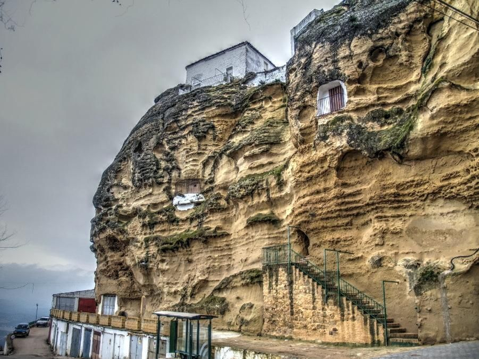 Las casas excavadas en la roca de Chiclana de Segura, uno de los perfiles más singulares del Condado.