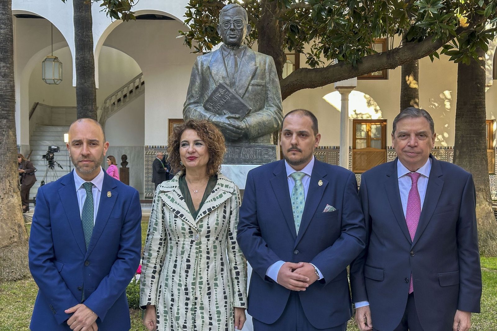 María Jesús Montero junto a los alcaldes de Grazalema, Carlos García, y de Adamuz, Rafael Moreno, y el ministro Luis Planas delante del busto de Blas Infante en el Parlamento el 28F.