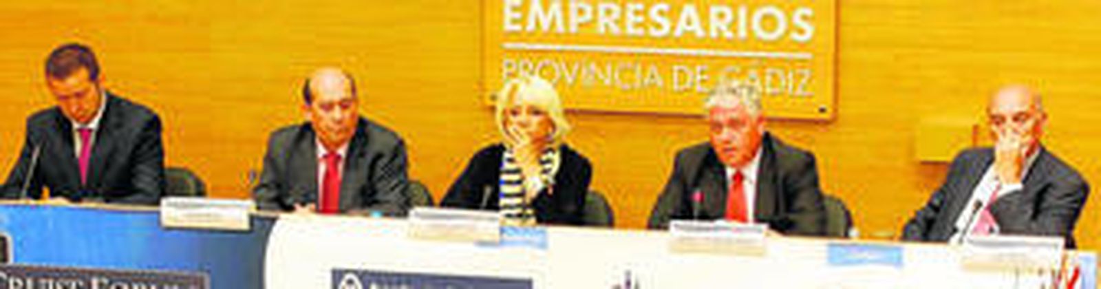 De izquierda a derecha, Andrés Mira, Rafael Barra, Teófila Martínez, Joaquín Hernández Rocha,  y Juan Bernal, presidente de Gades-Port.