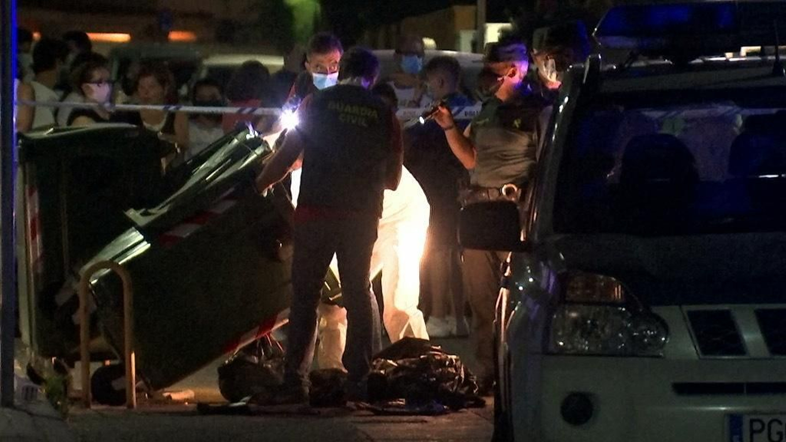 Varios agentes de la Guardia Civil, en la escena del apuñalamiento ocurrido en Valencina.