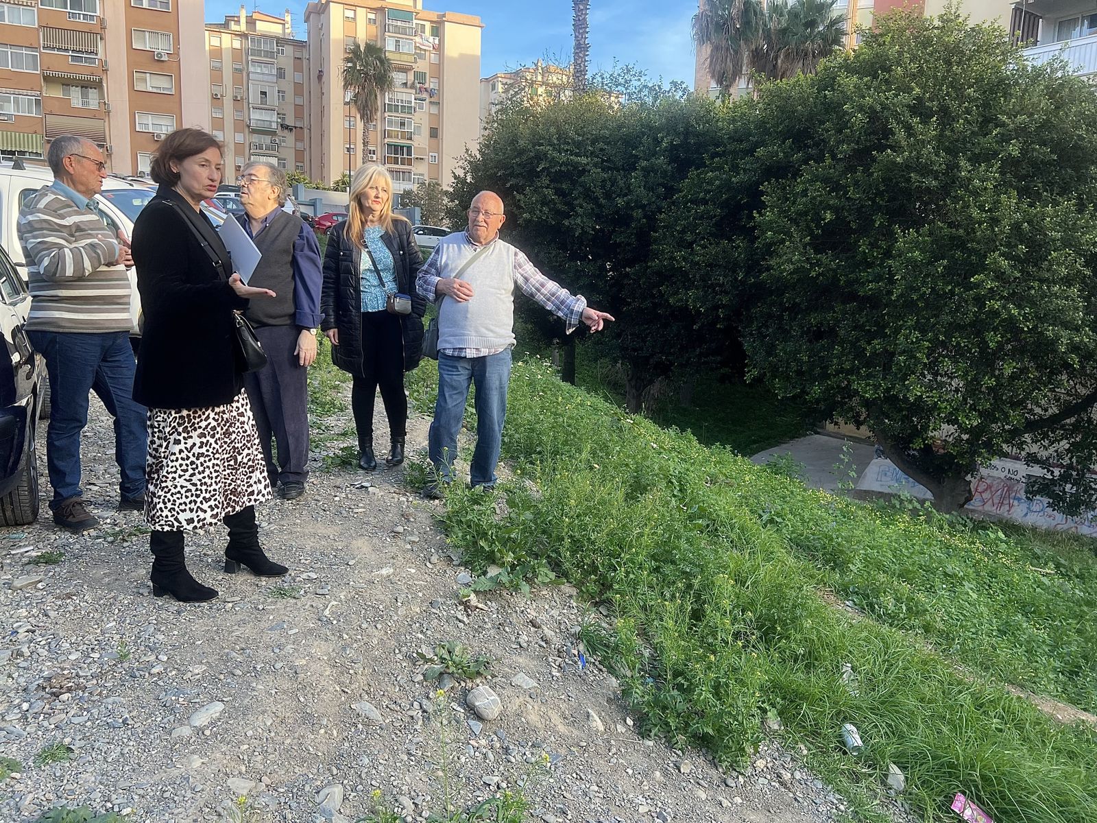 La concejala del PSOE Rosa del Mar Rodríguez en una visita a la barriada Jardín de Málaga, en el distrito de Ciudad Jardín.