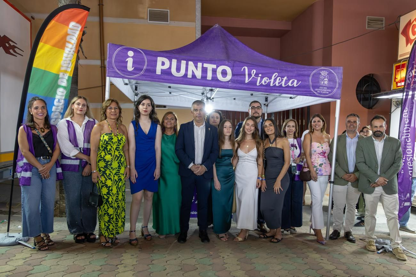 Pasacalles inaugural, fuegos artificiales e iluminación de la portada de feria y del recinto ferial de la Feria de San Bartolomé en Martos