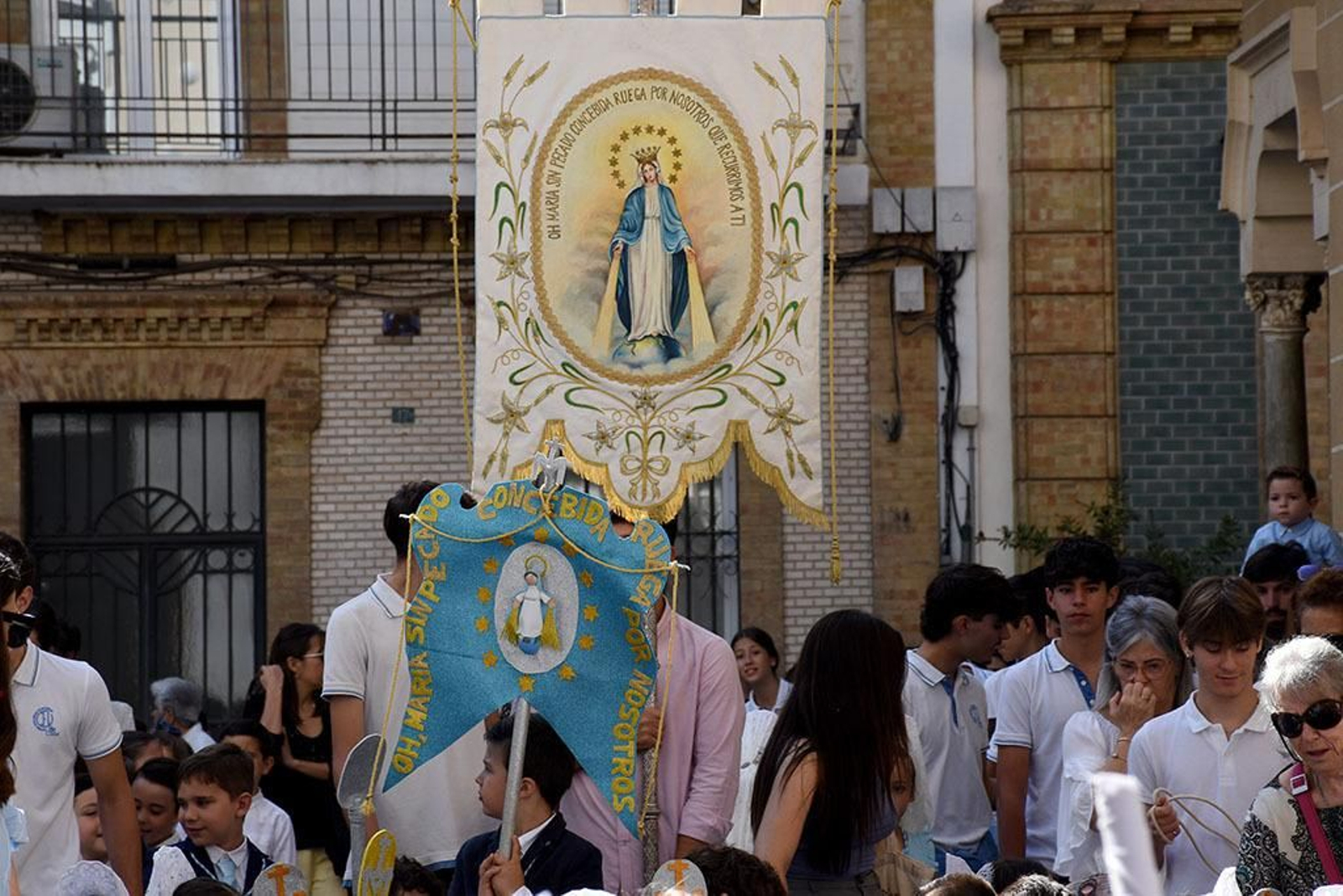Imágenes de la procesión de la Virgen Milagrosa del colegio San Vicente de Paúl