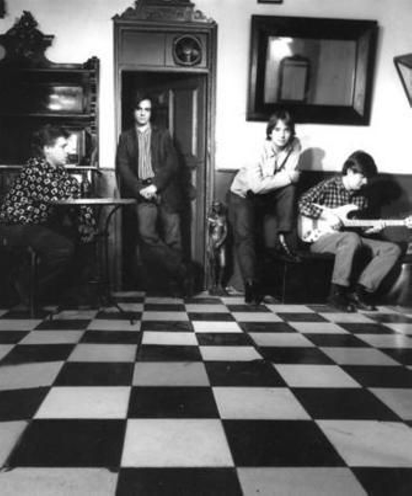 Imagen del grupo Los Secretos durante sus primeros pasos en el mundo de la música.