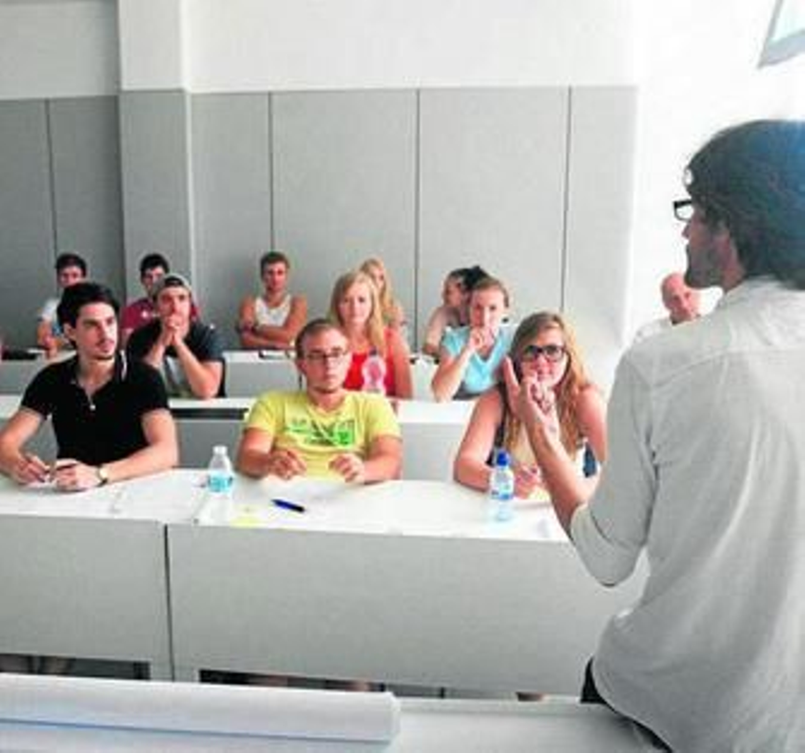 Un profesor imparte clase en la Universidad Loyola Andalucía.