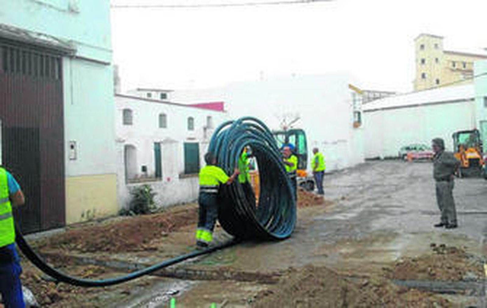 Operarios de la empresa Medina Global en plena labor de colocación de las nuevas conducciones hídricas.