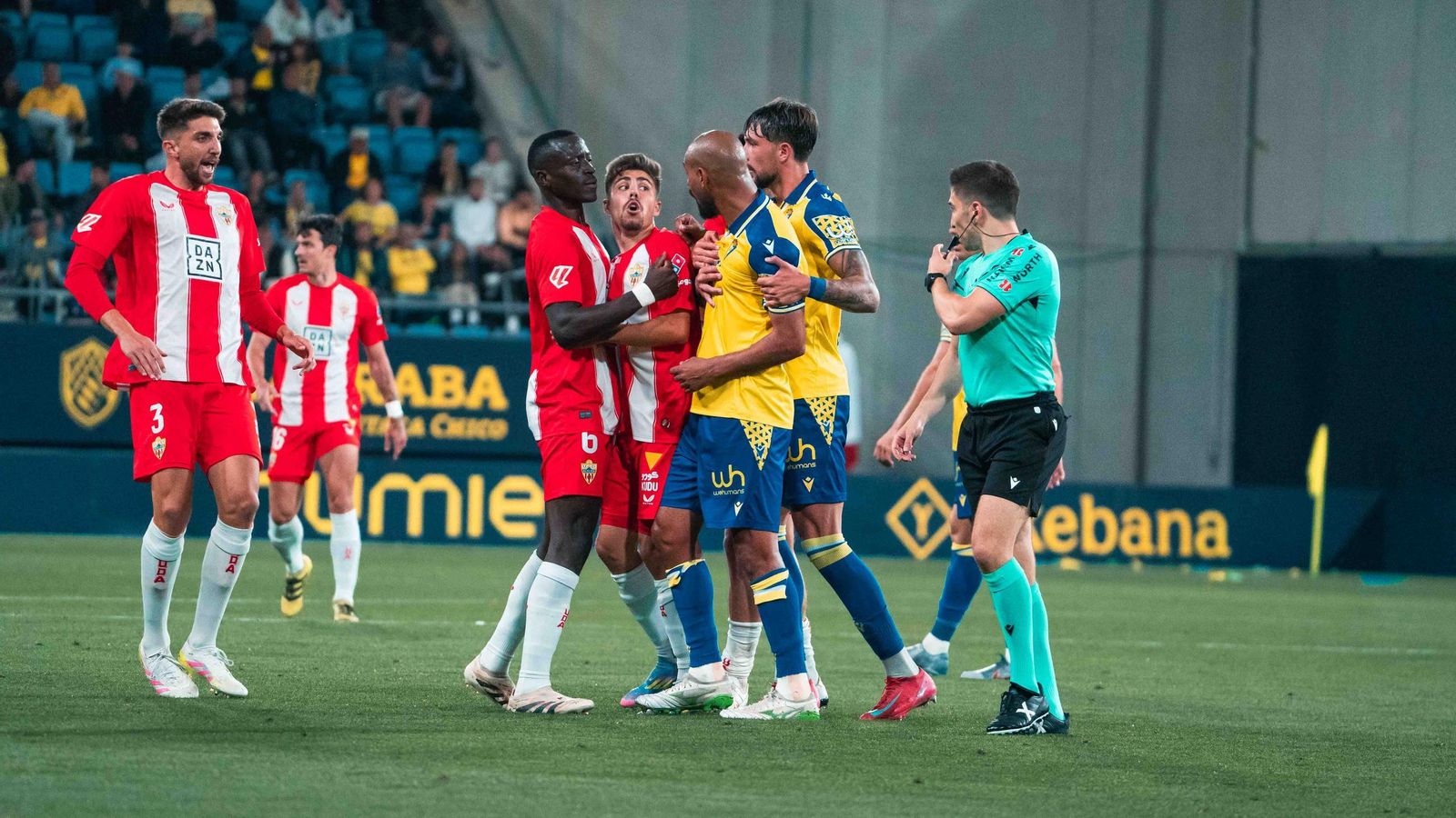 Enfrentamiento entre Pozo y Fali en la acción que acabó saldándose con amarilla para ambos futbolistas.